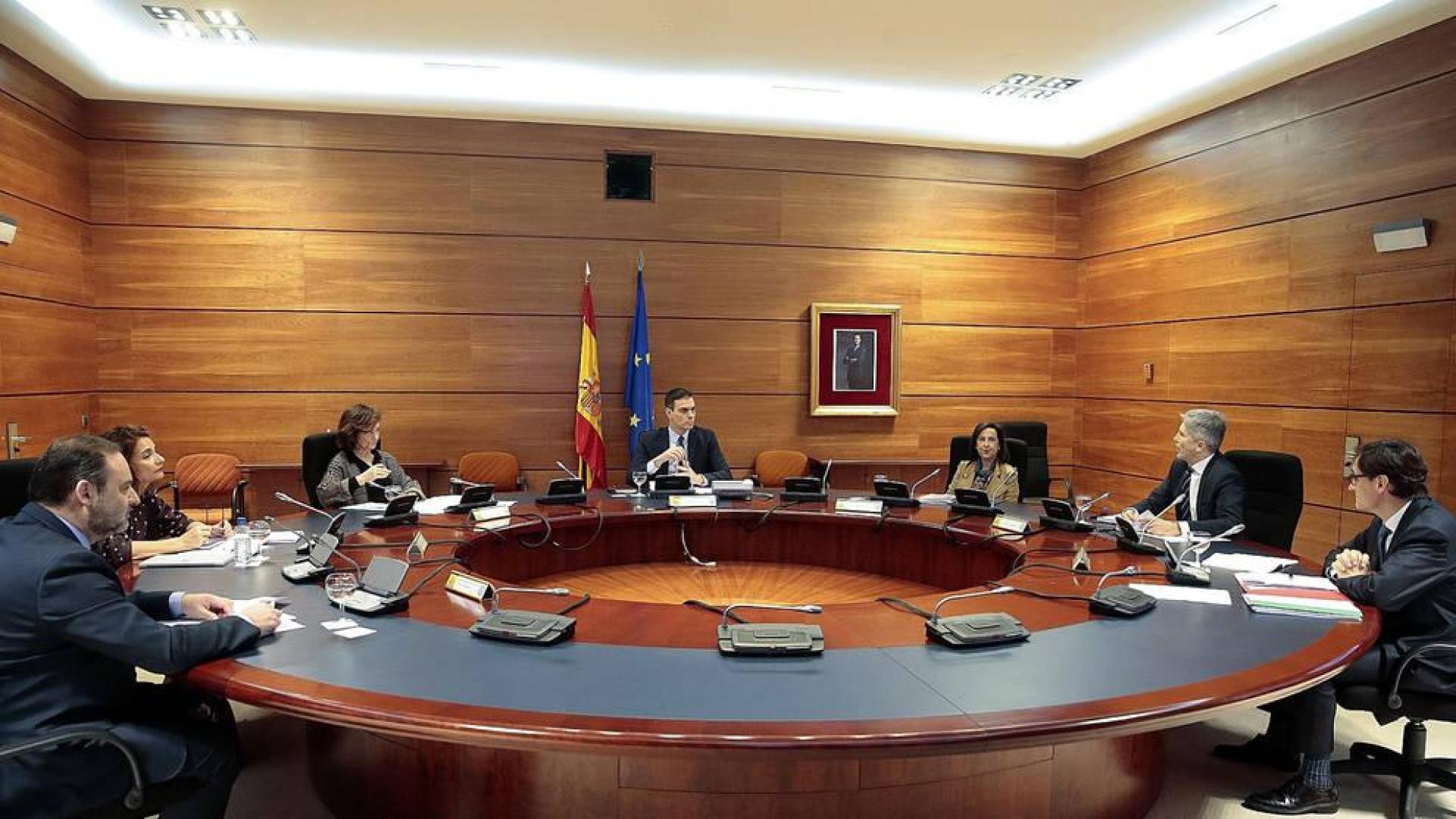 El Gobierno prohíbe ir a playas, limita peluquerías sólo a domicilio y abre clínicas veterinarias