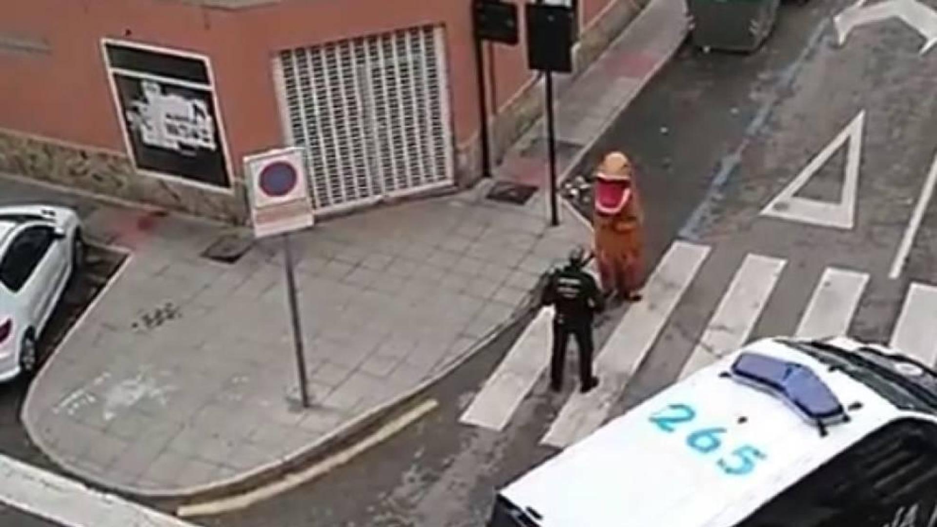 Un dinosaurio de paseo en Murcia pese al estado de alarma