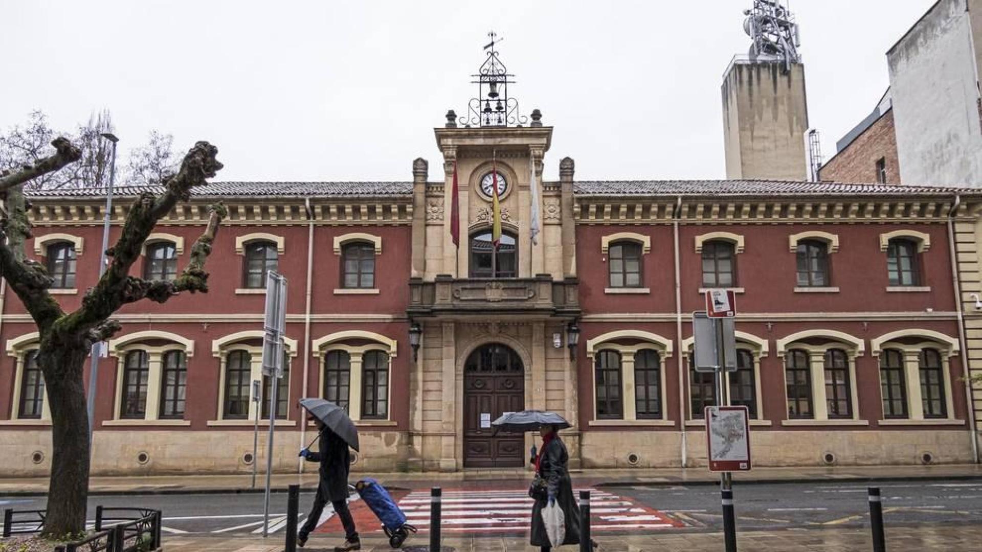 Ayuntamiento de Estella, cerrado al público.