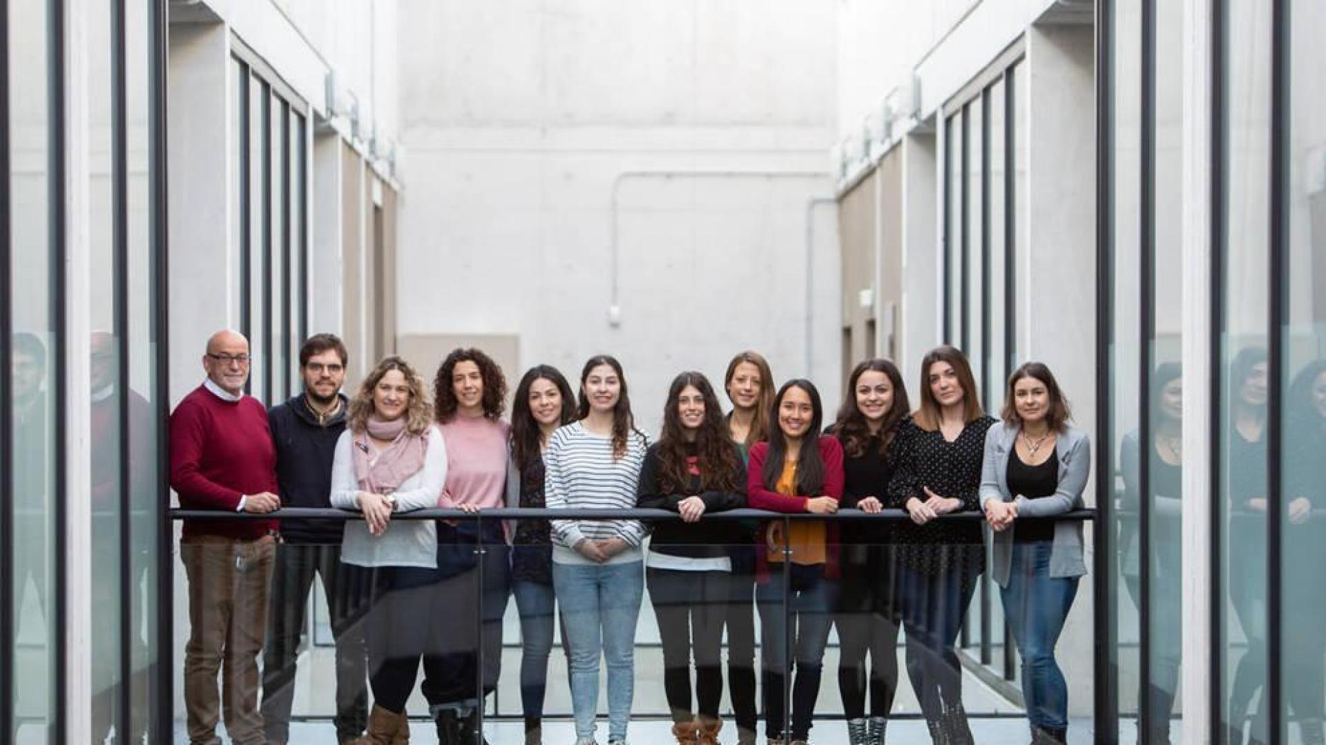 De izda a dcha: Pedro García, Víctor Sánchez, Esther Jiménez, Begoña Elizalde, Amaia Azcona, Marcela Bejarano, Mayte Huertas, Victoria Bogino, Juliana Suárez, Carolina Cortés, Raquel Bernabé y Lucía Martínez