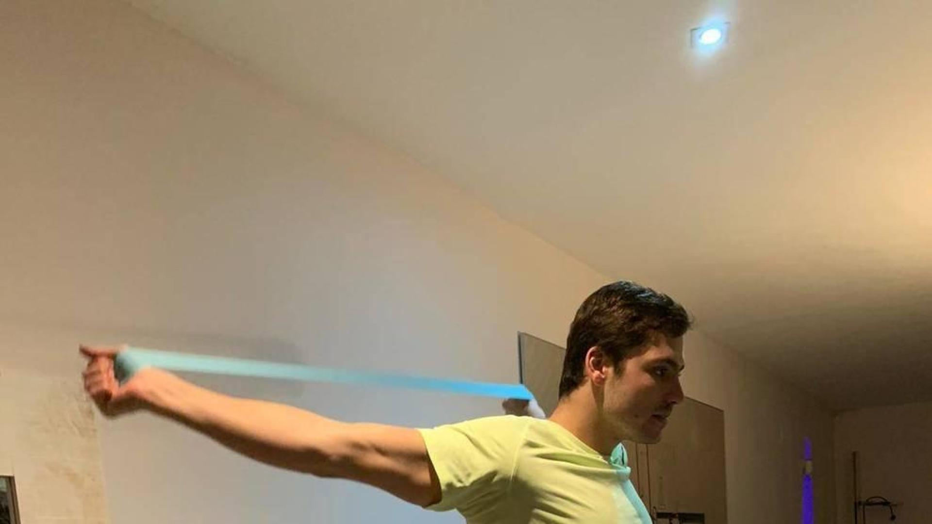 El pamplonés Alberto Munárriz, ya clasificado para los Juegos de Tokio, ejercitándose con gomas.
