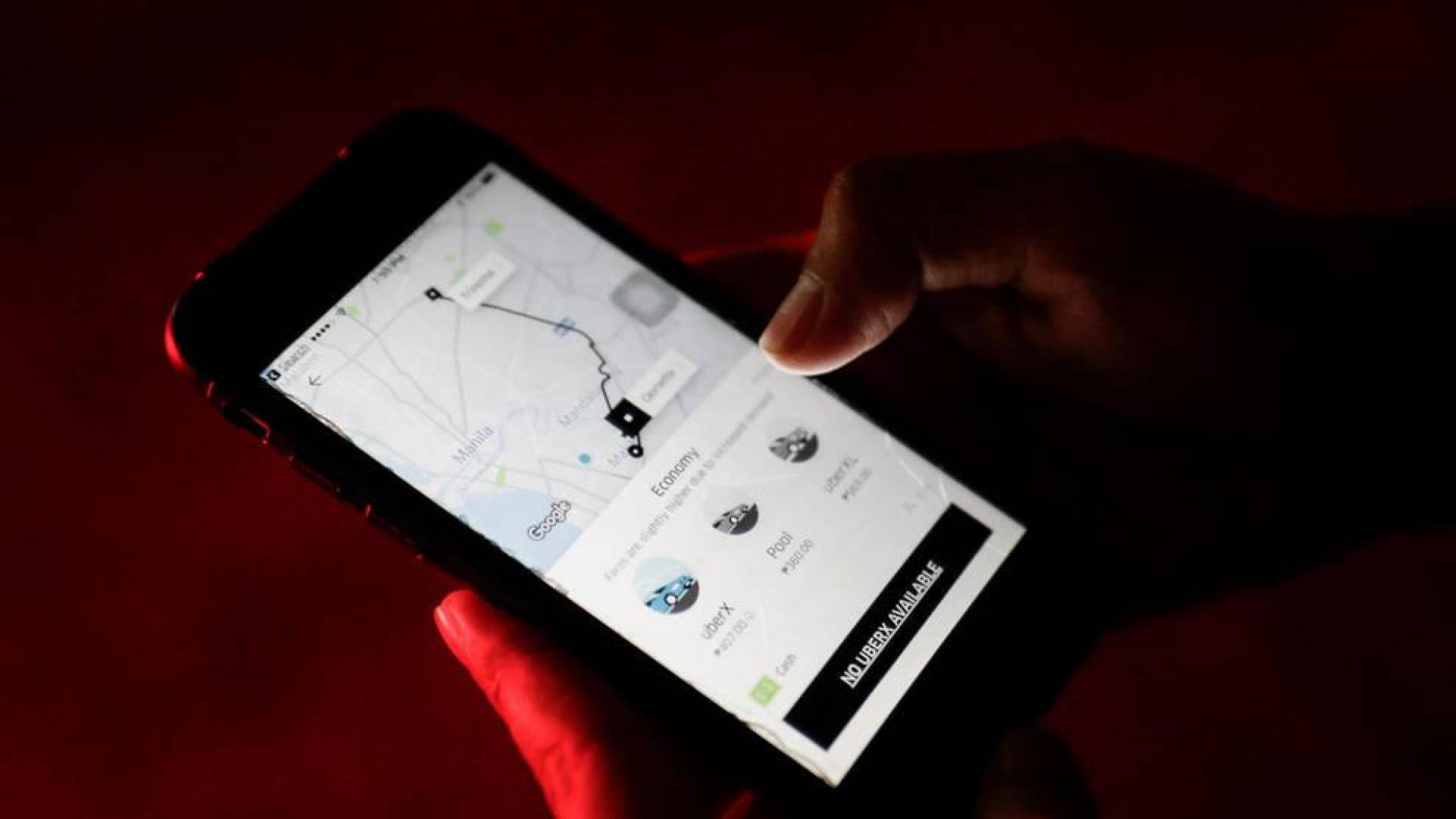 Un móvil con la aplicación de Uber.