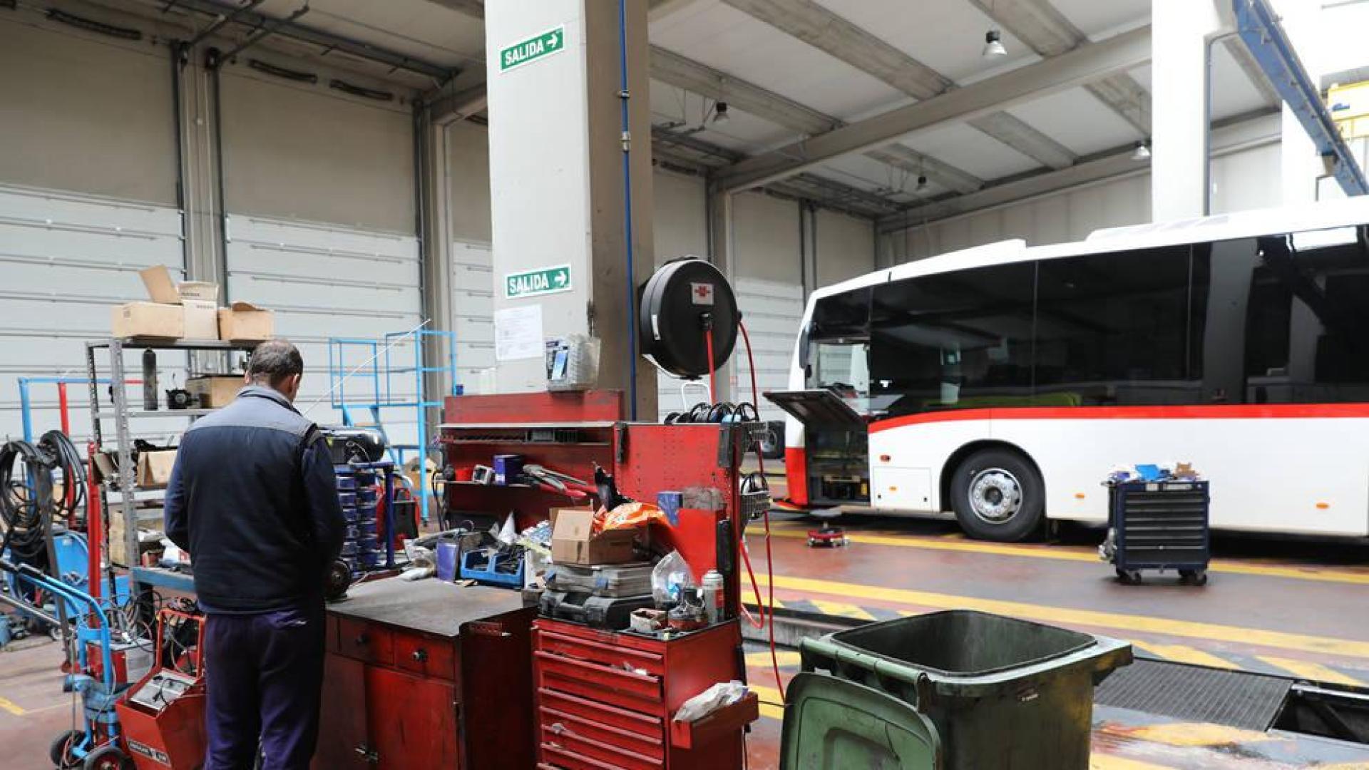 Un operario en el interior del taller de Volvo, donde se trabaja a puerta cerrada.