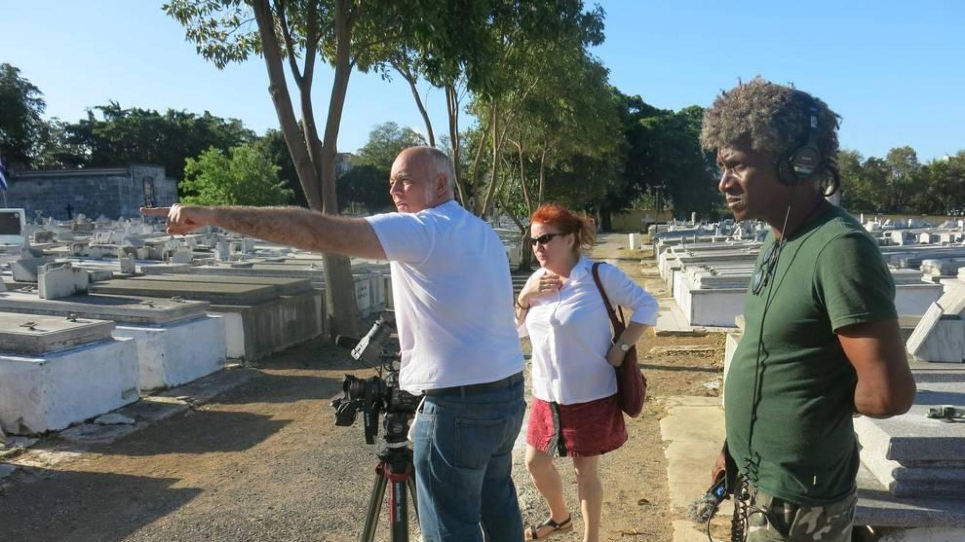 Iñaki Alforja (izquierda) y Helena Bengoetxea durante el rodaje de la película en el cementerio Colón de La Habana.