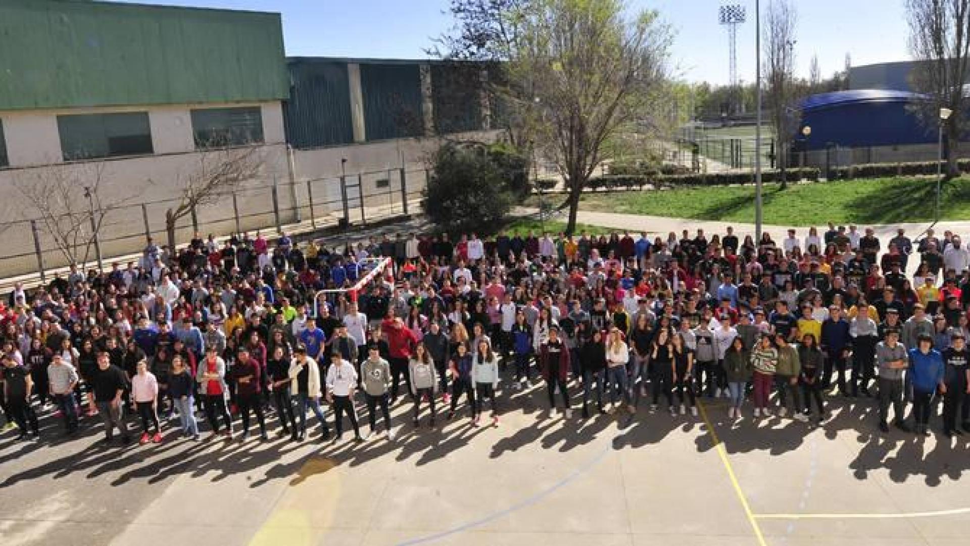 Estudiantes del IES Ribera del Arga de Secundaria y Bachillerato posaron para la fotografía en el patio del centro educativo.