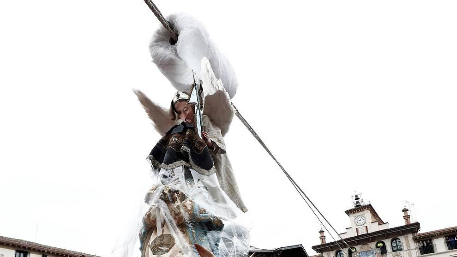 Multitudinario acto en la capital ribera en el que la niña Daniella Garro descendió desde la Casa del Reloj cumpliendo la tradición.