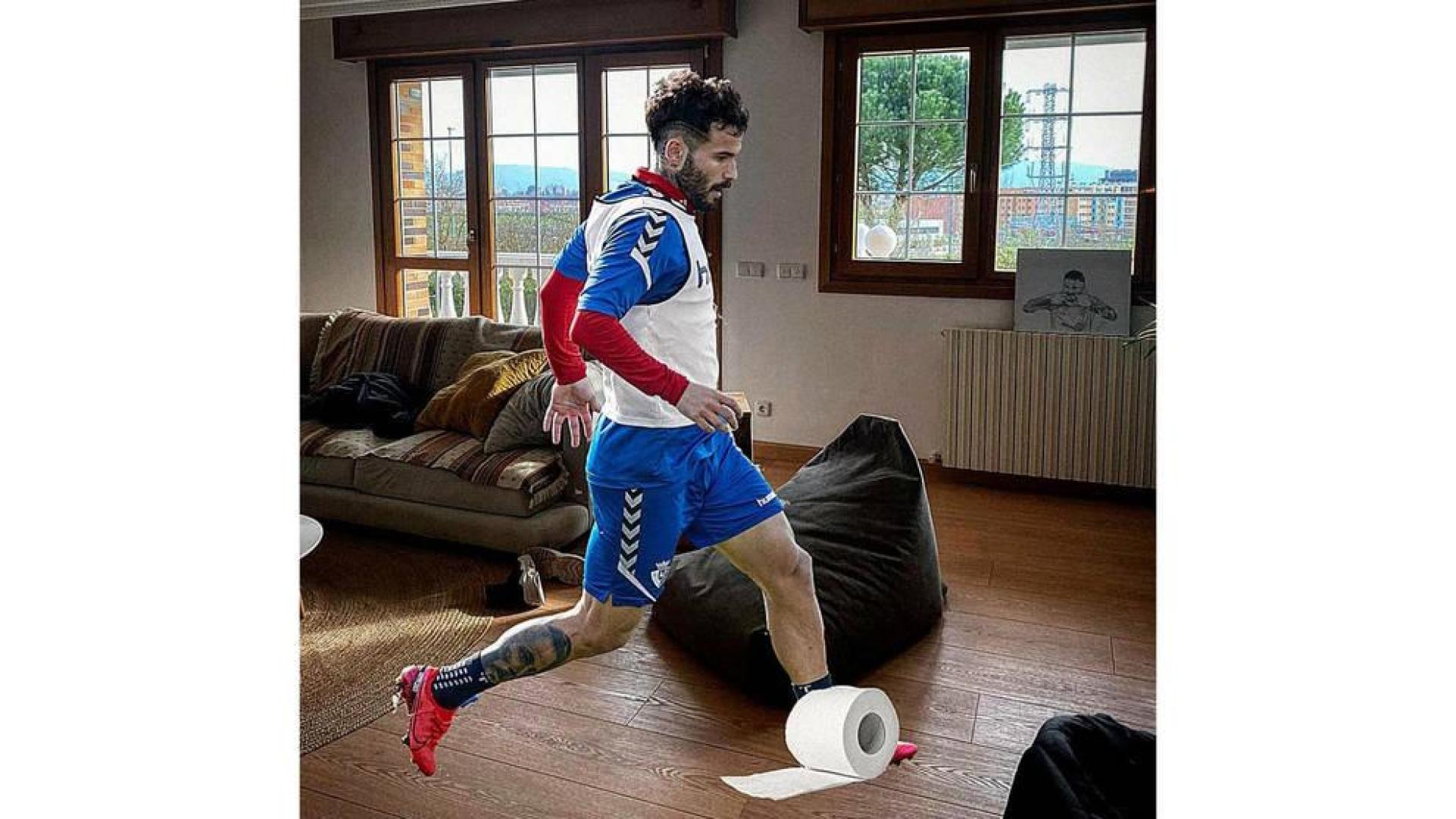 Como broma, el jugador de Osasuna ha publicado un fotomontaje en el que sale en su casa controlando con el pie un rollo de papel higiénico