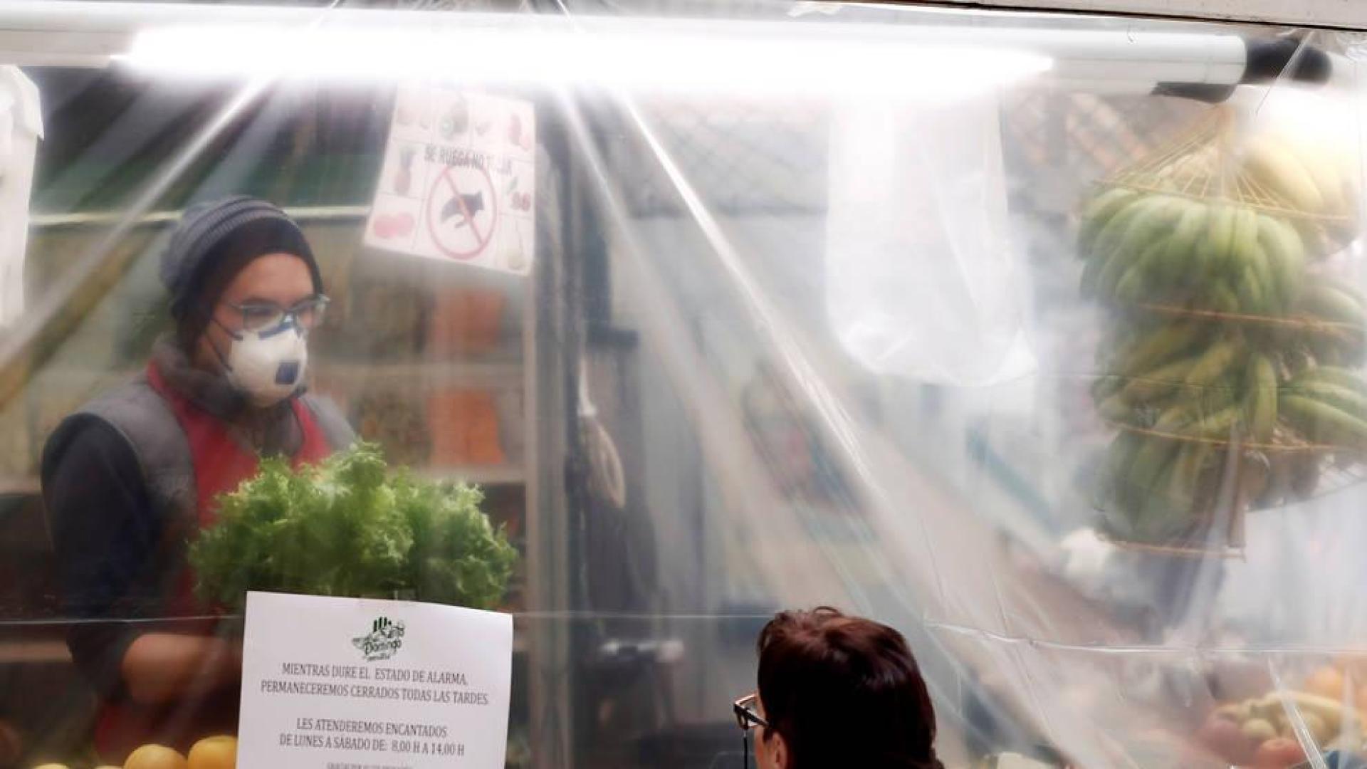 Los mercados de Pamplona se protegen contra el coronavirus