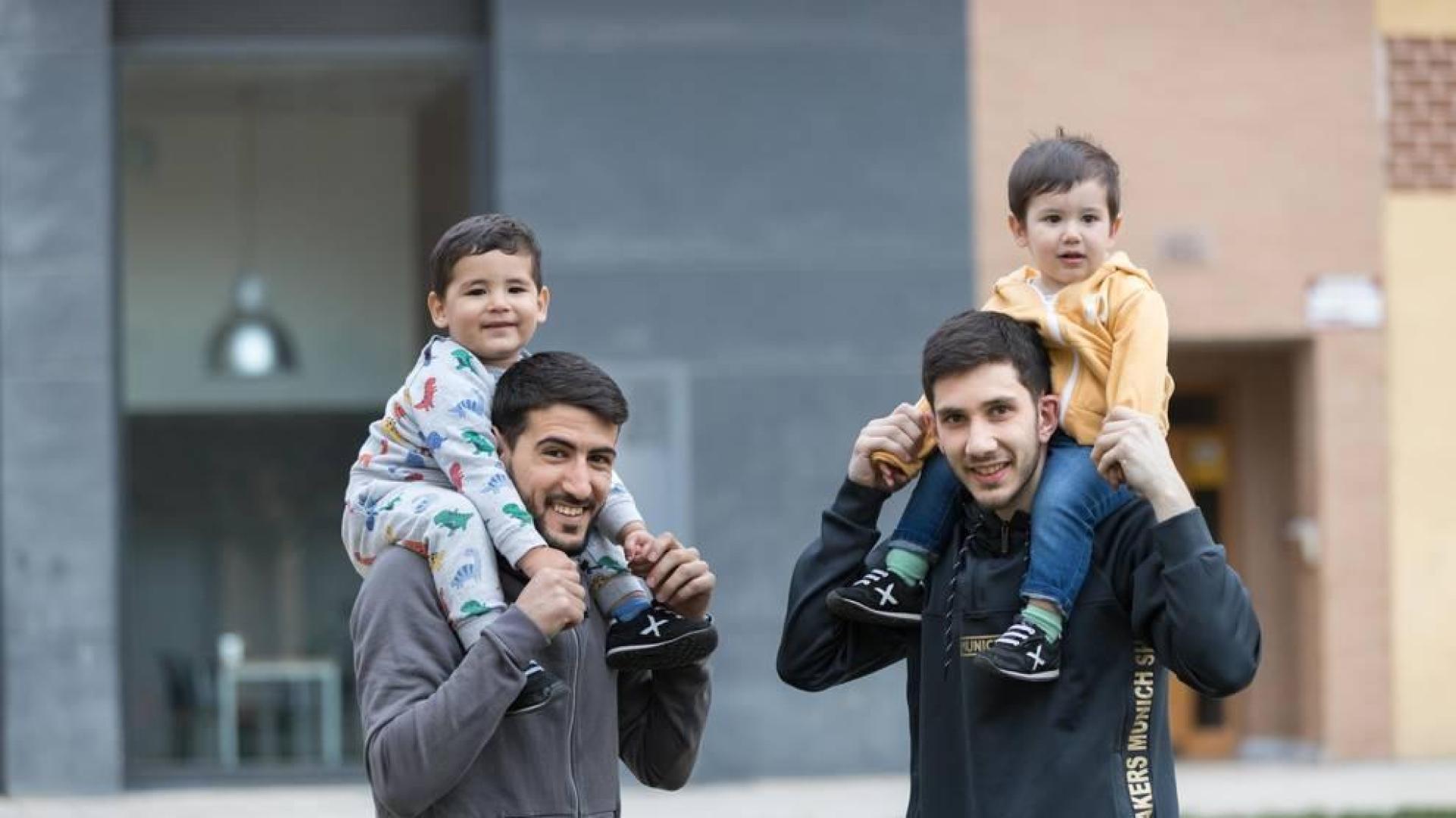 A la izquierda, Alejandro Lemine Luque con su hijo Alejandro Lemine Font, y a la derecha, Lucas Tripodi, con su pequeño Juan Román Tripodi Crego.