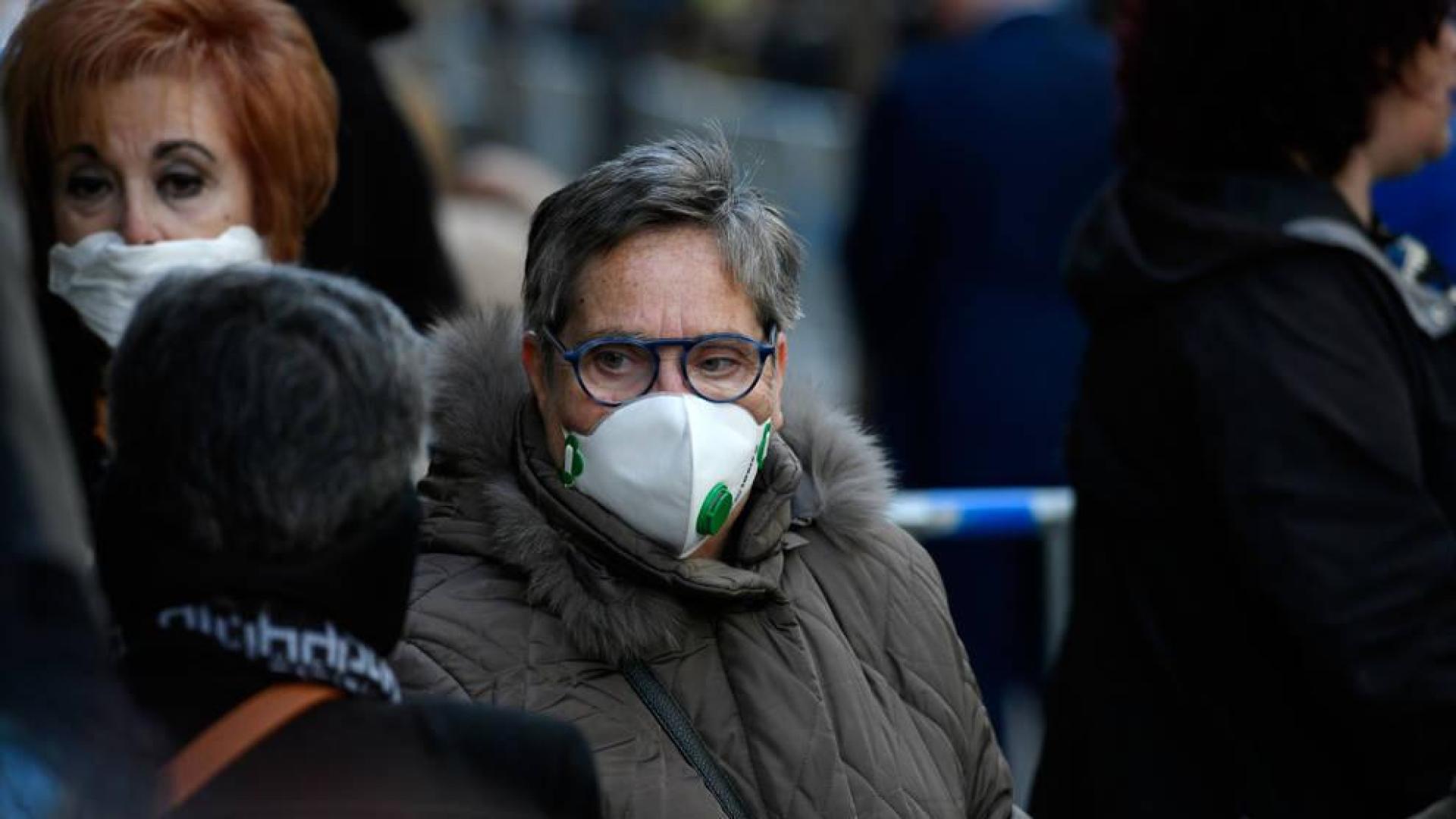 Varias personas han acudido este viernes con mascarillas a venerar al Cristo de Medinaceli