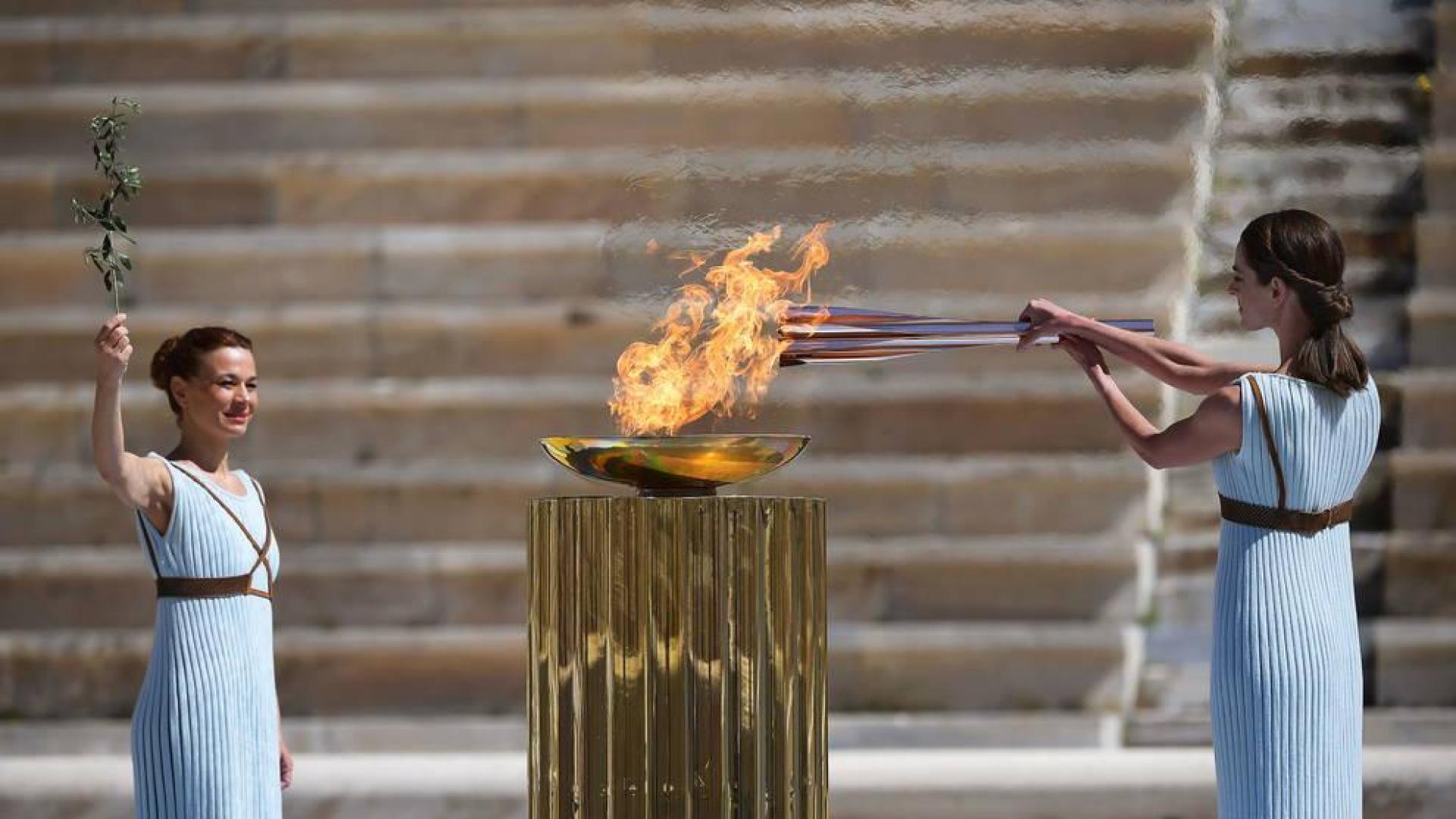 La actriz Xanthi Georgíu, en su papel de Gran Sacerdotisa de Olimpia, ha encendido la antorcha.