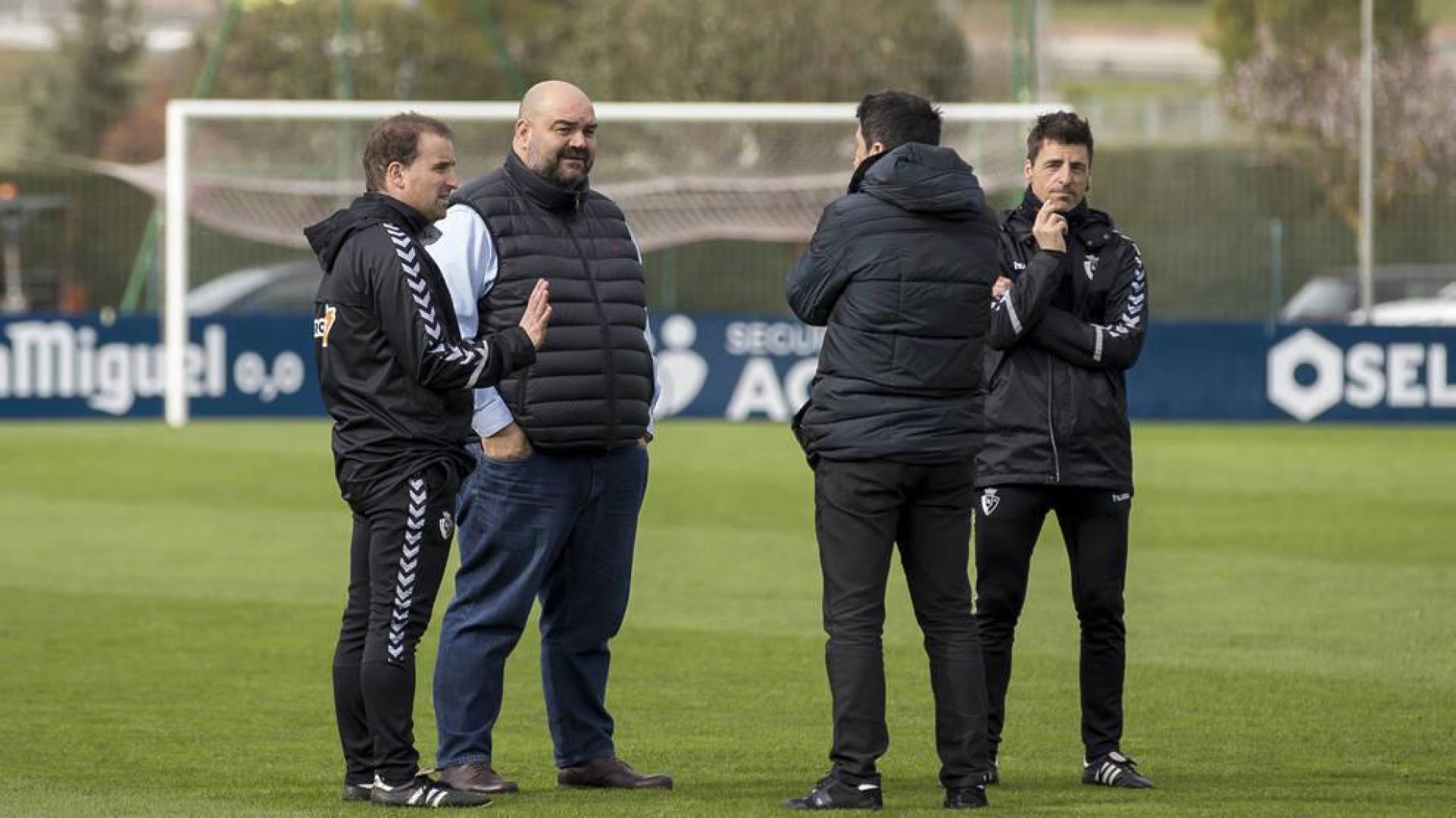 Braulio Vázquez y Cata charlan con Jagoba Arrasate y Bittor Alkiza después de un entrenamiento de Osasuna en febrero.