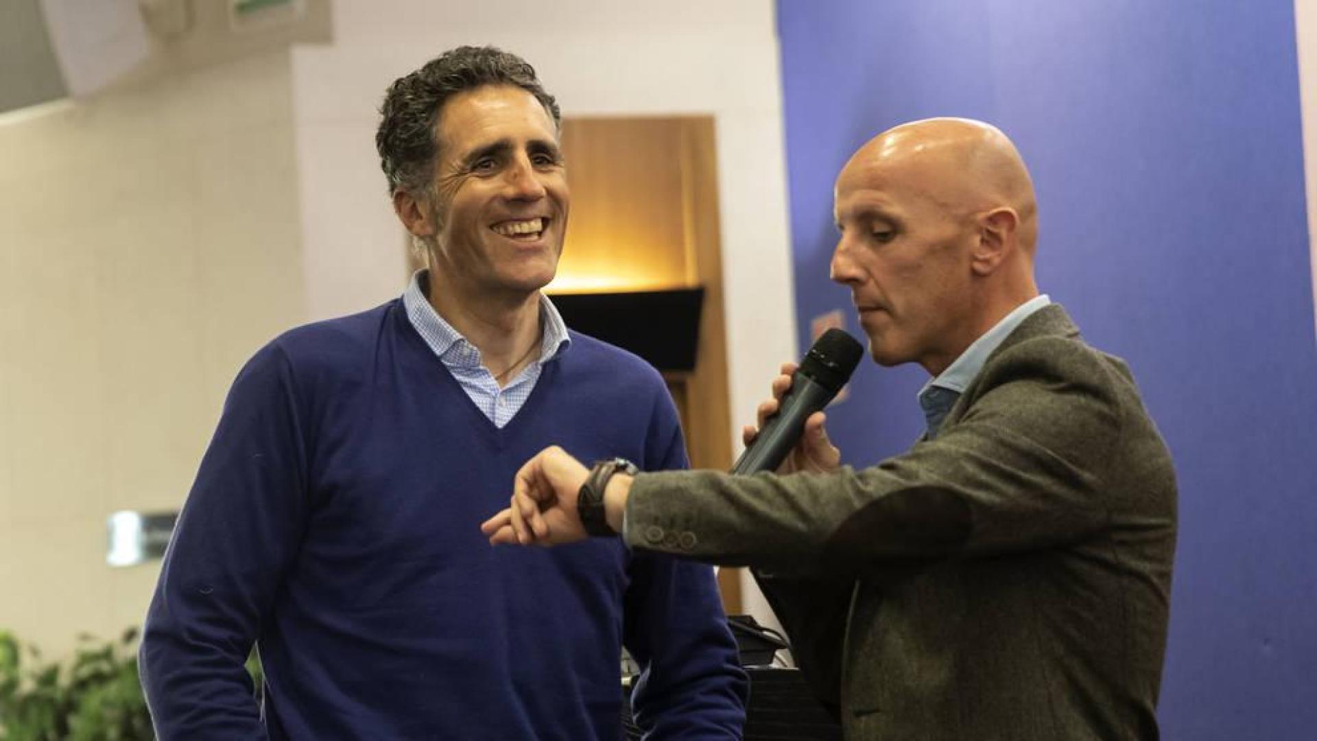 Juan Mari Guajardo bromea con Miguel Induráin durante la presentación del equipo Telcom-Clima On-Osés.