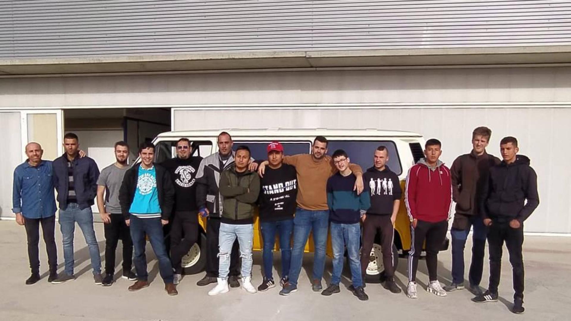 Los jóvenes que han realizado el ciclo de chapa y pintura delante de la furgoneta preparada como proyecto final del curso.