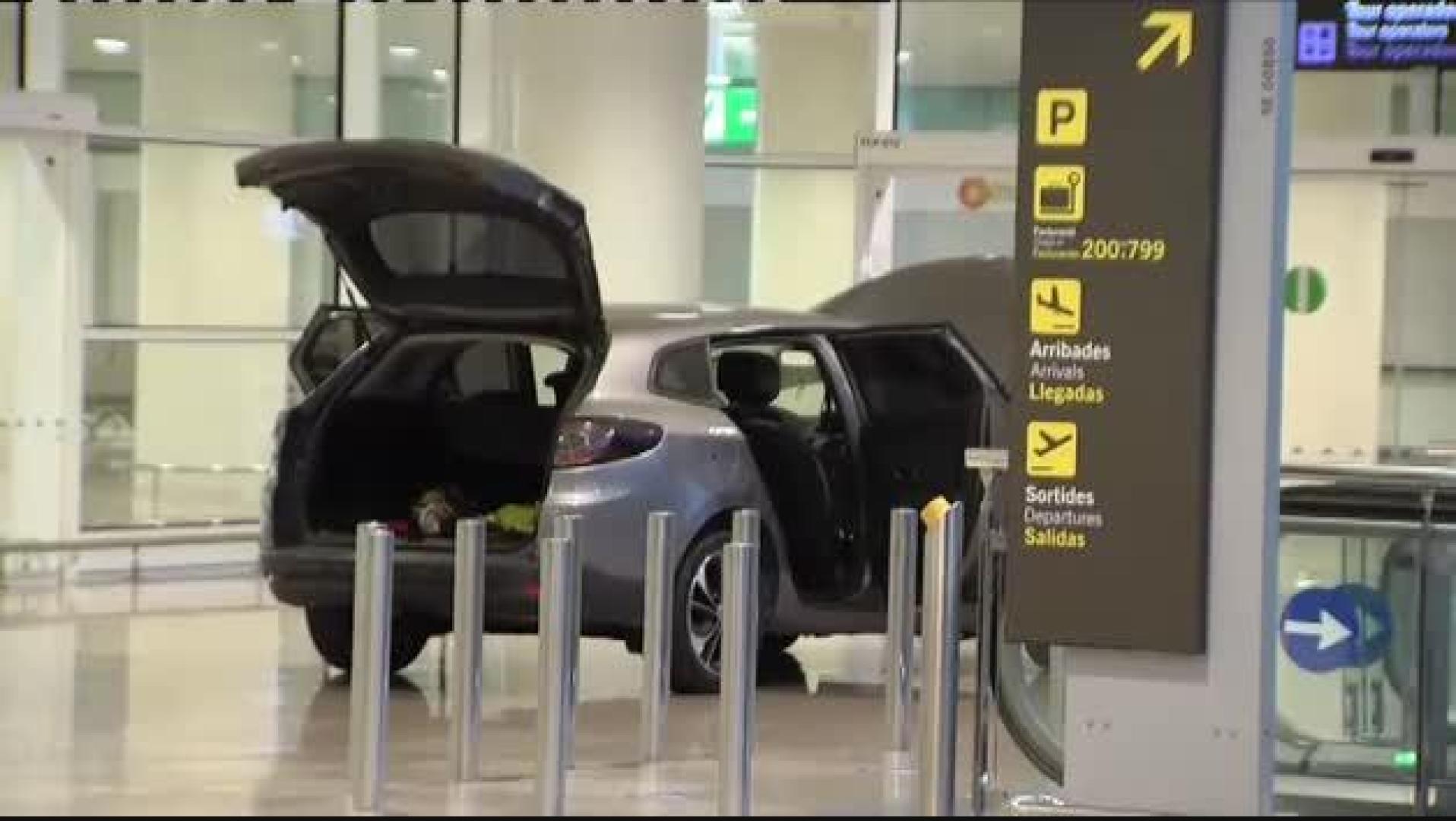 Dos detenidos tras irrumpir con su coche en la Terminal 1 del aeropuerto de El Prat