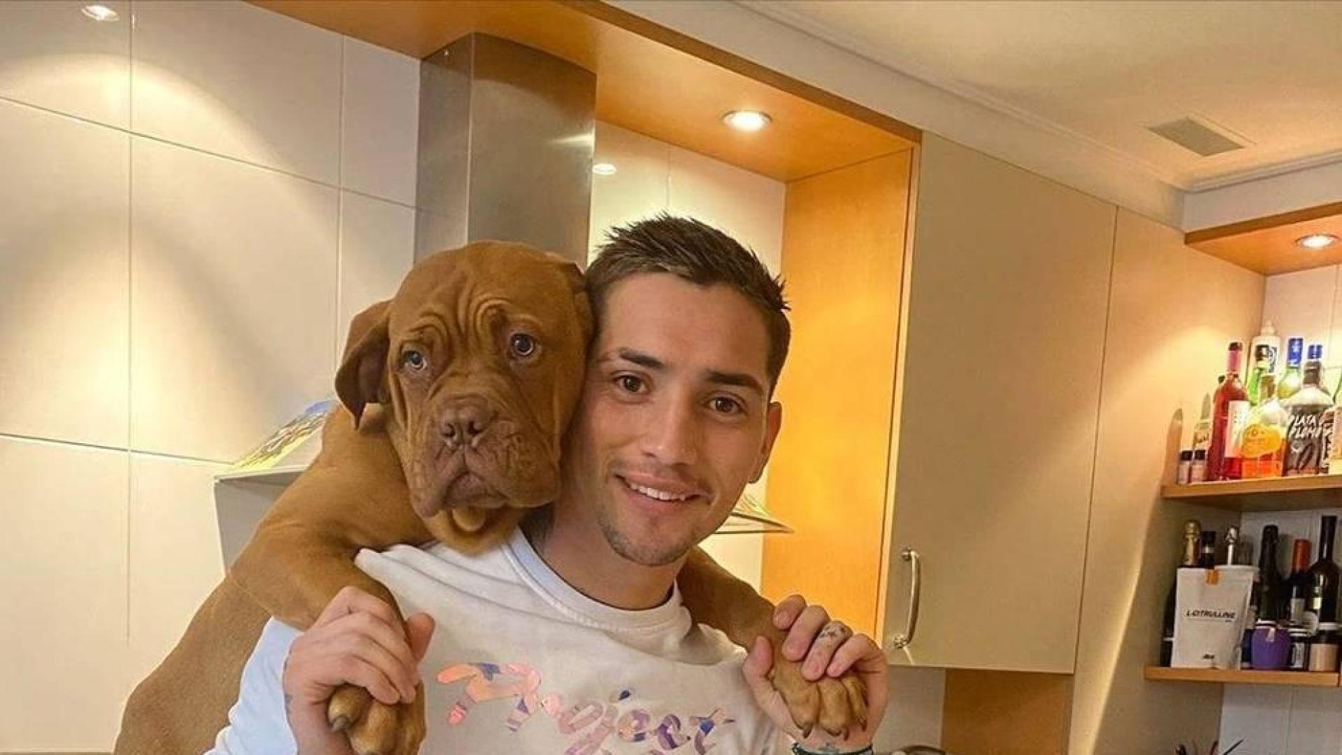 El Chimy Ávila, confinado en casa, no pierde la actitud positiva ante todo. En la foto, en la cocina junto a su perra Luna.