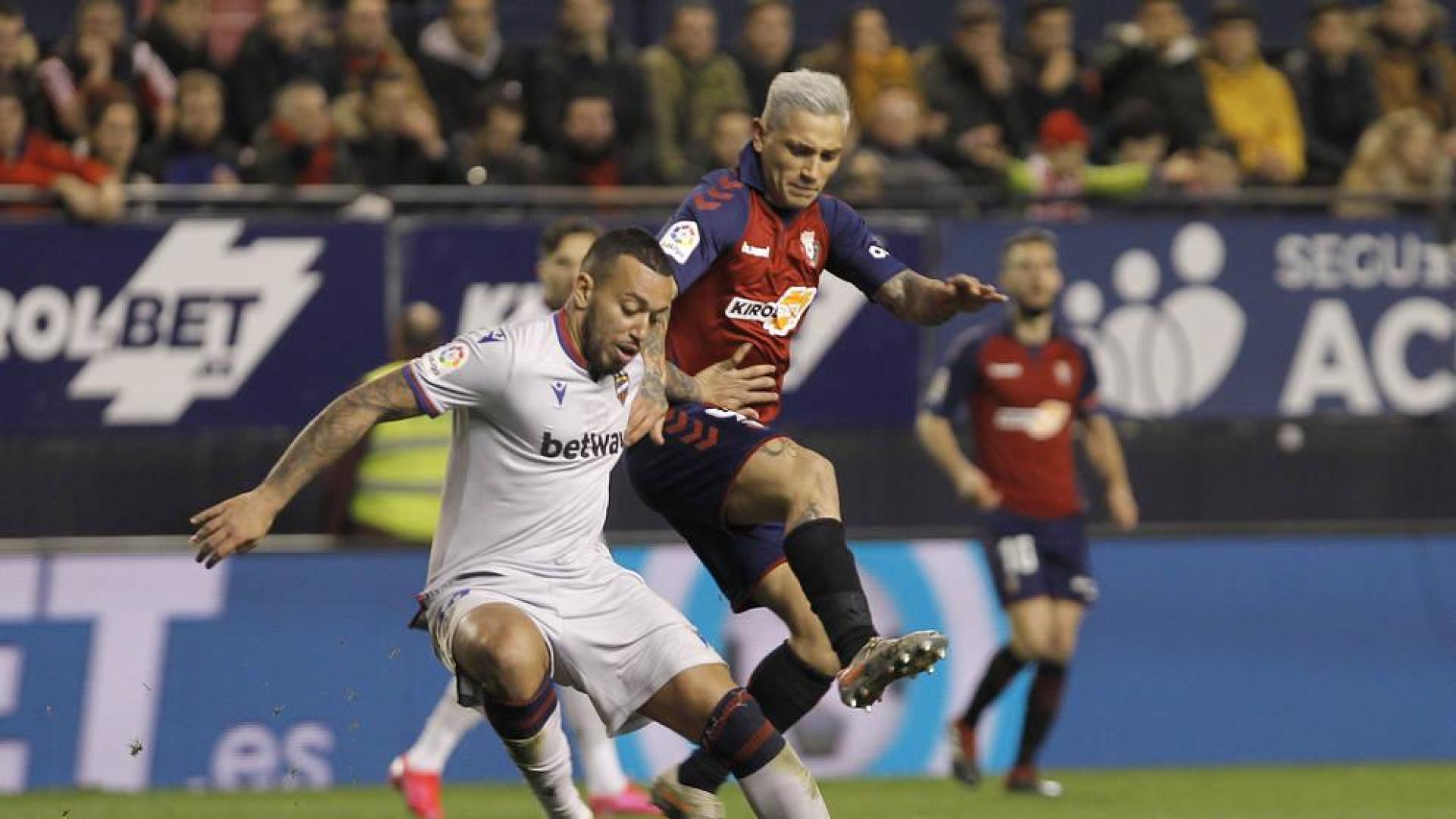 El Chimy Ávila presiona a Rubén Vezo, del Levante, en la jugada de la grave lesión de rodilla que se produjo el 24 de enero.