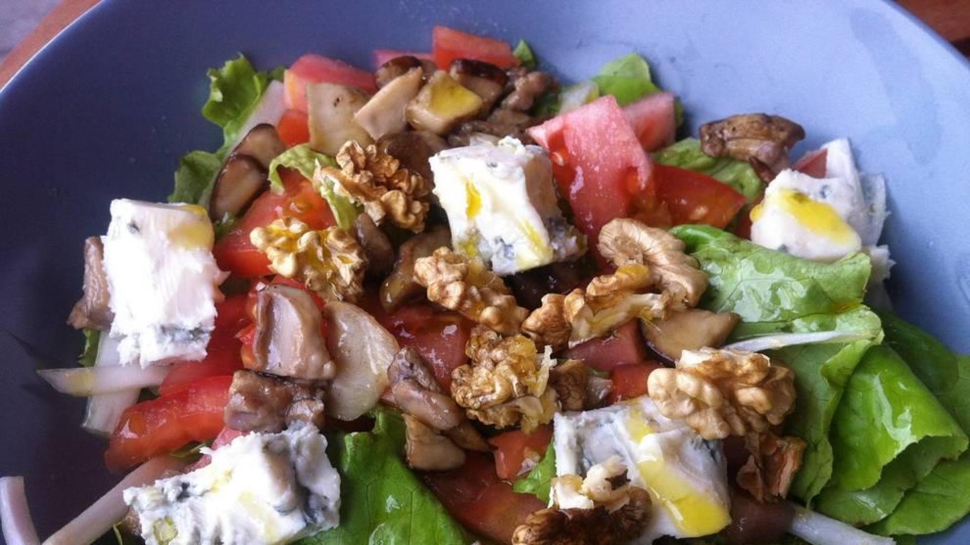 Nueces, gorgonzola y hongos