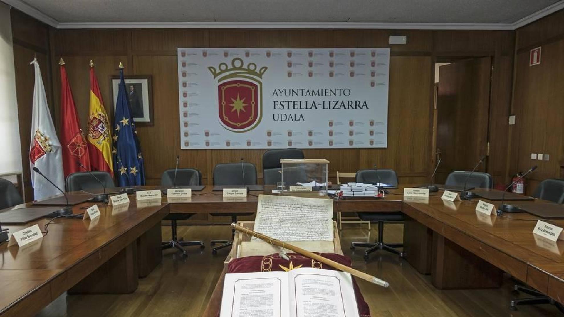 El salón de sesiones de Estella, el 15 de  junio preparado para la toma de posesión de Gonzalo Fuentes.
