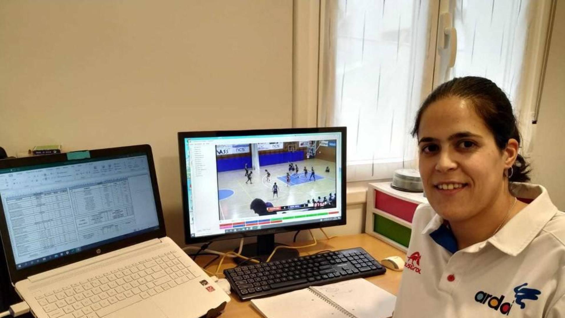 La entrenadora ayudante del Osés Construcción Ardoi, Garazi Misiego, en su casa, con dos pantallas de ordenador ocupadas por el baloncesto.