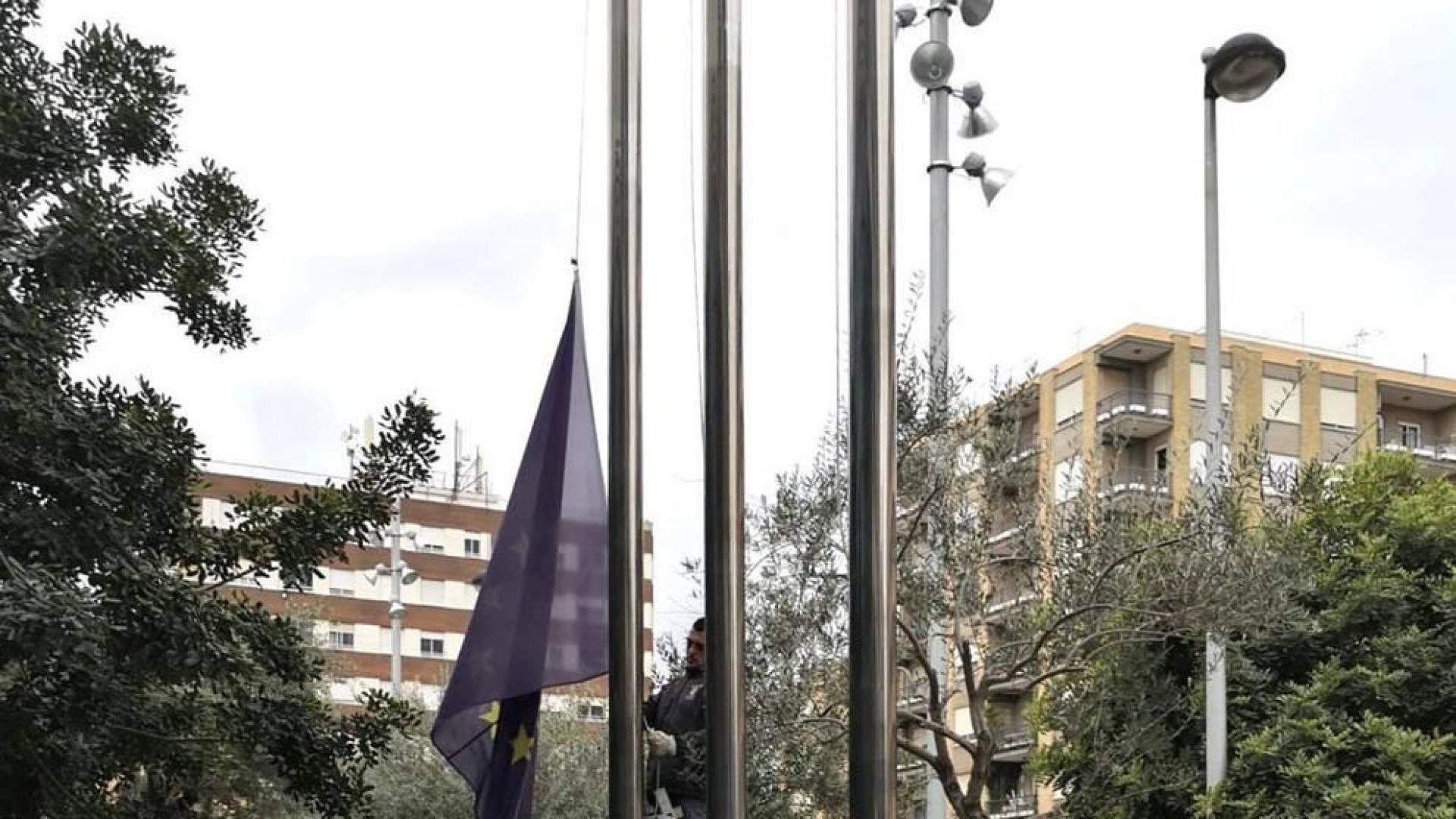 Se entrega tras supuestamente matar a su pareja delante de sus hijos