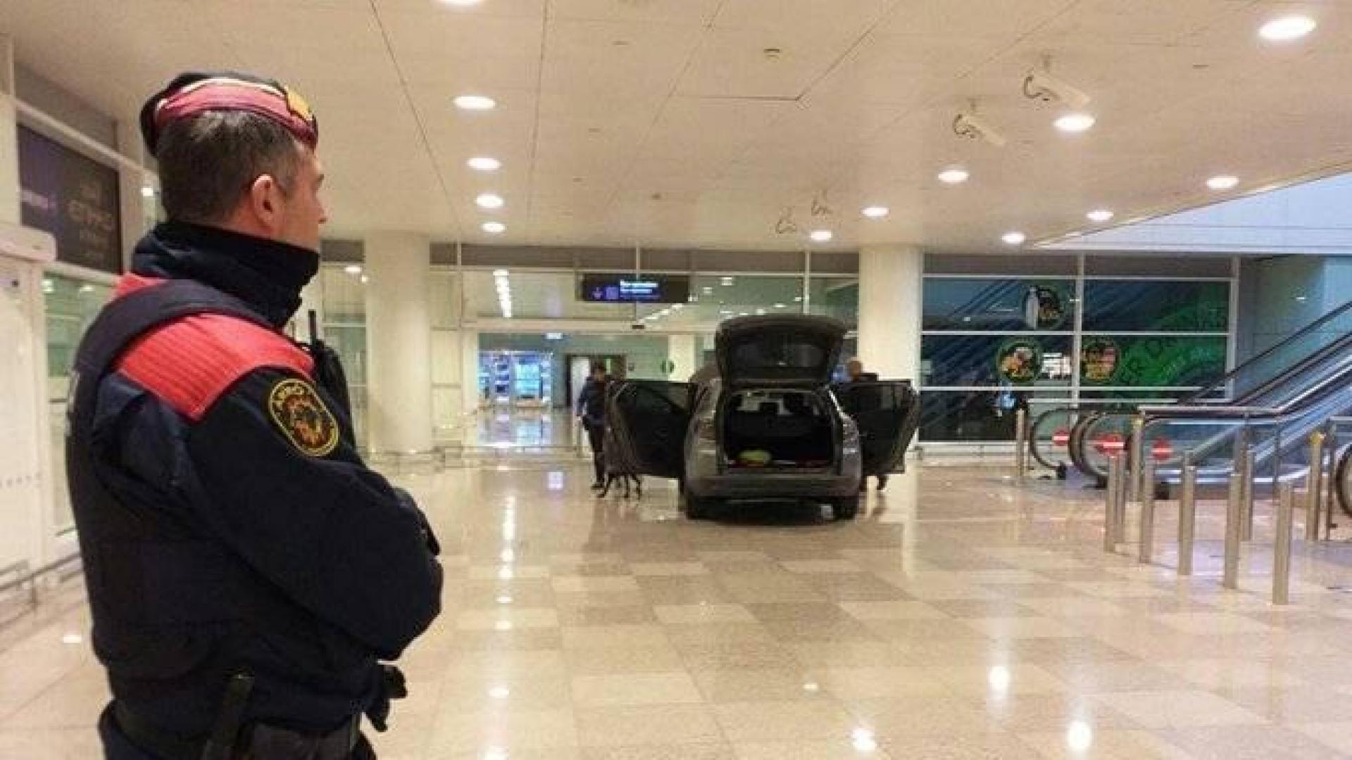 Dos detenidos por entrar con su vehículo al interior del Aeropuerto de Barcelona
