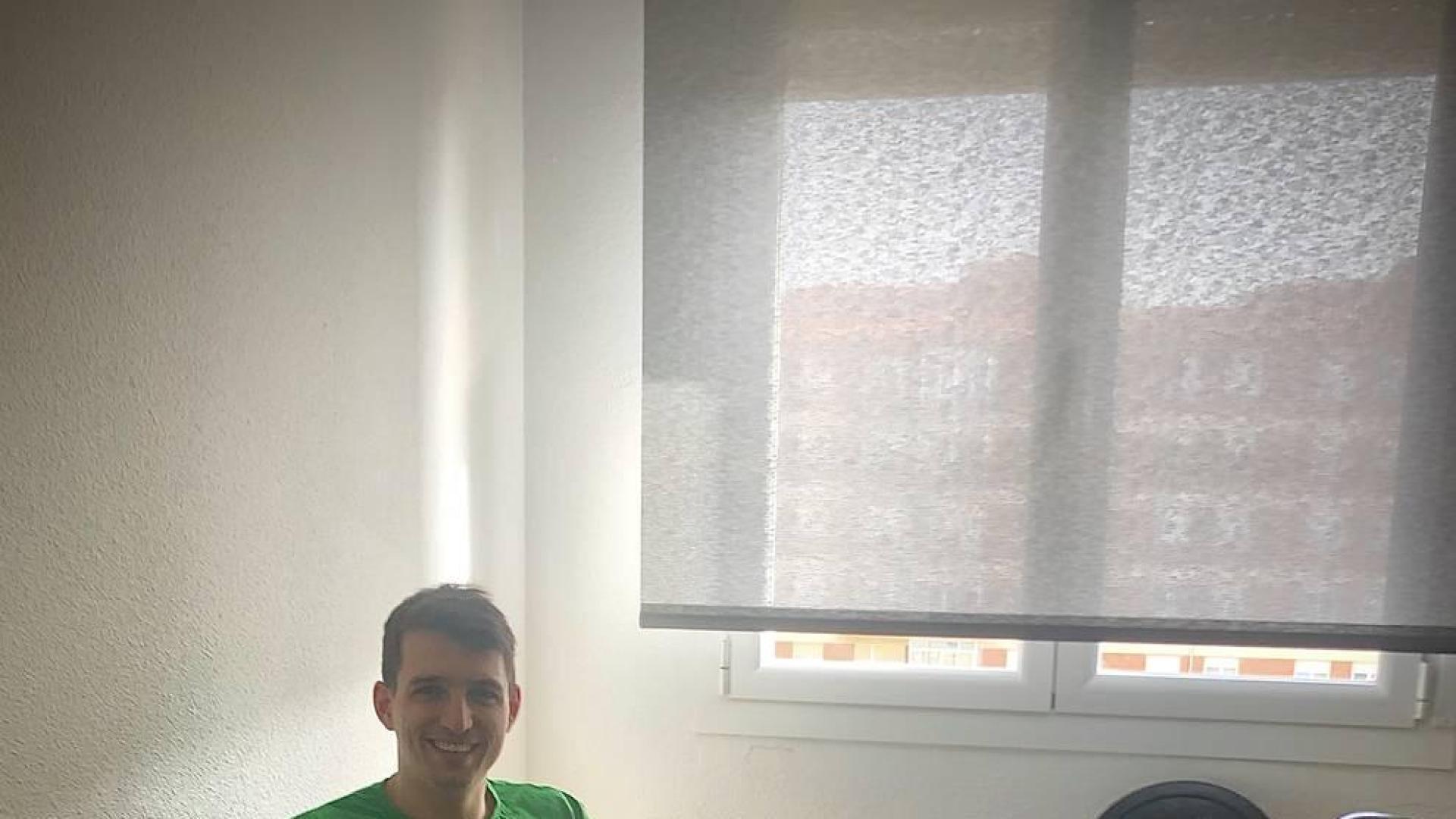 Carlos Chocarro, en su casa junto al ordenador en el que trabaja y el material que usa para entrenar.