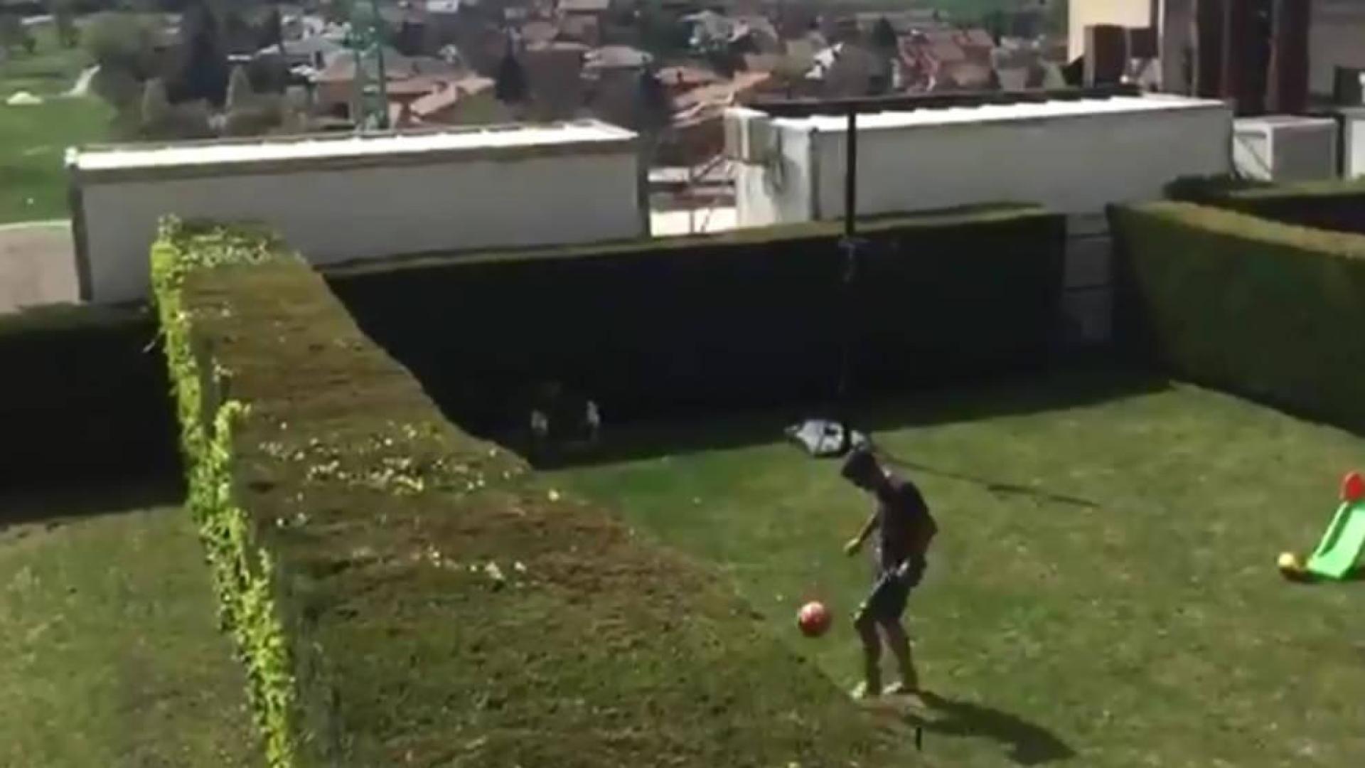 Ingenio rojillo en la cuarentena: Navas y Mérida juegan de jardín a jardín sin verse