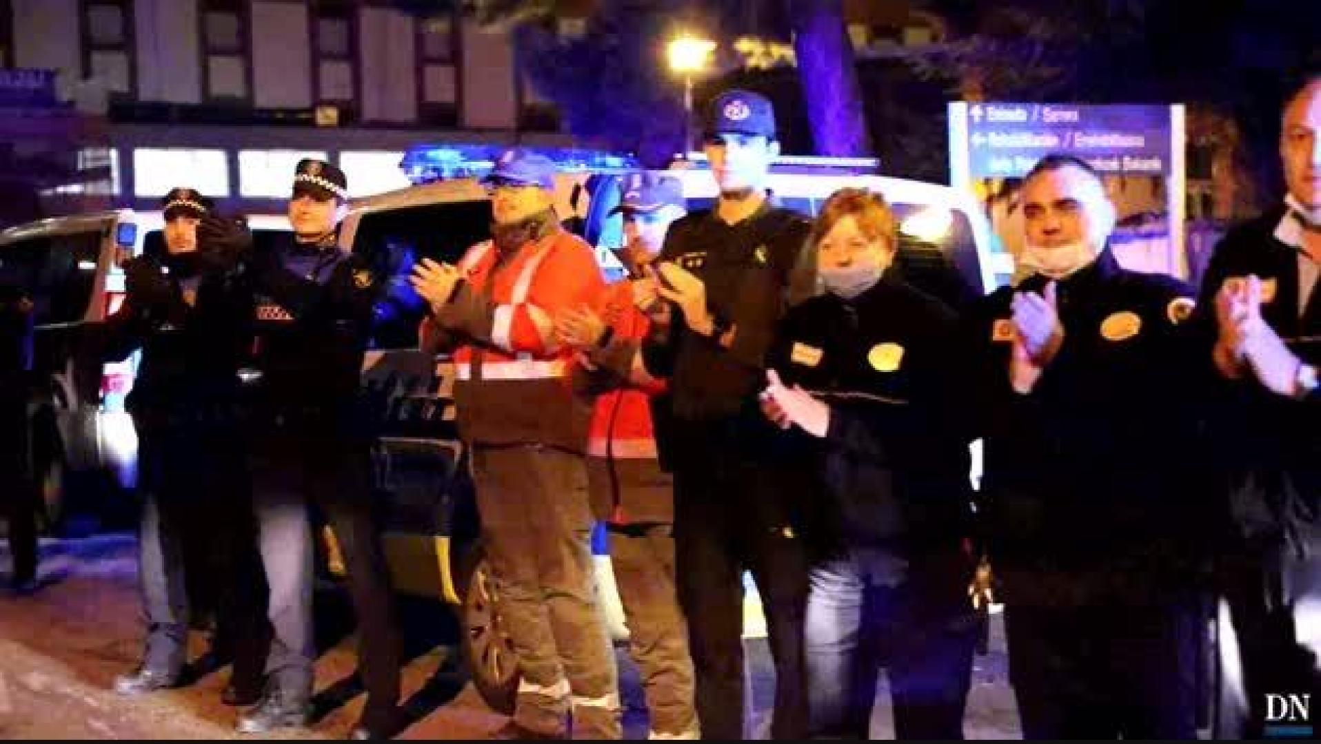Vídeo | Las policías de Navarra homenajean juntas a los sanitarios en el CHN