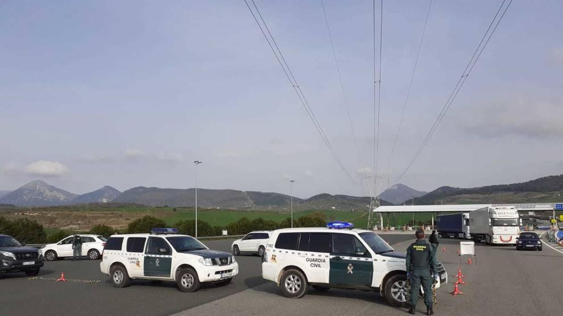 Control de la Guardia Civil recordando que los viajes no están permitidos