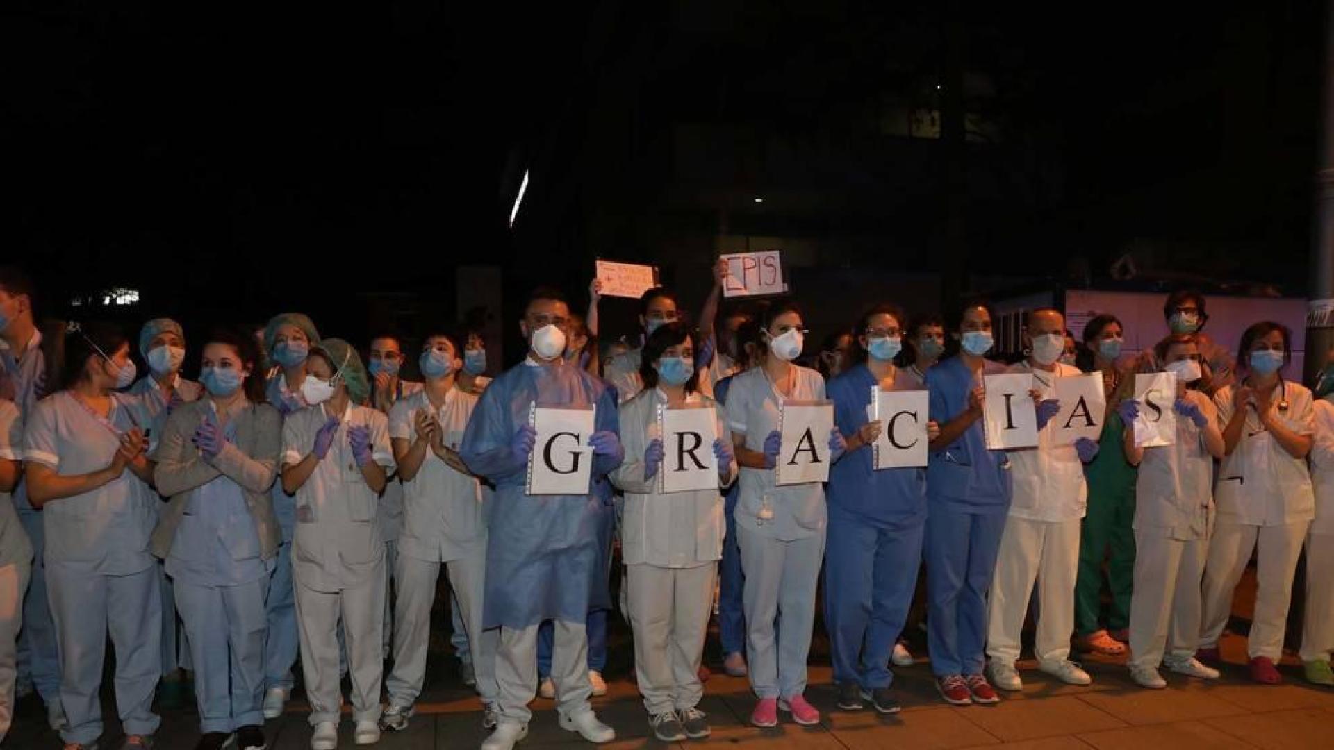 Decenas de sanitarios reciben en el CHN el homenaje de los cuerpos de policía