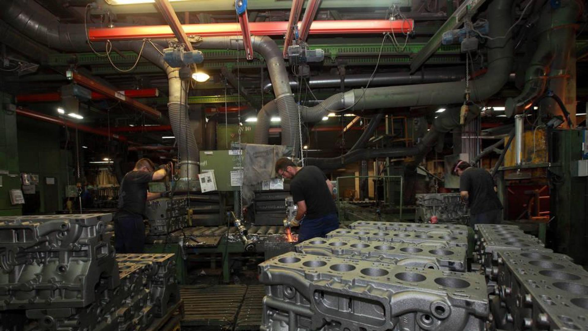 Un operario en la planta de Tafalla de Ederlan en 2011.