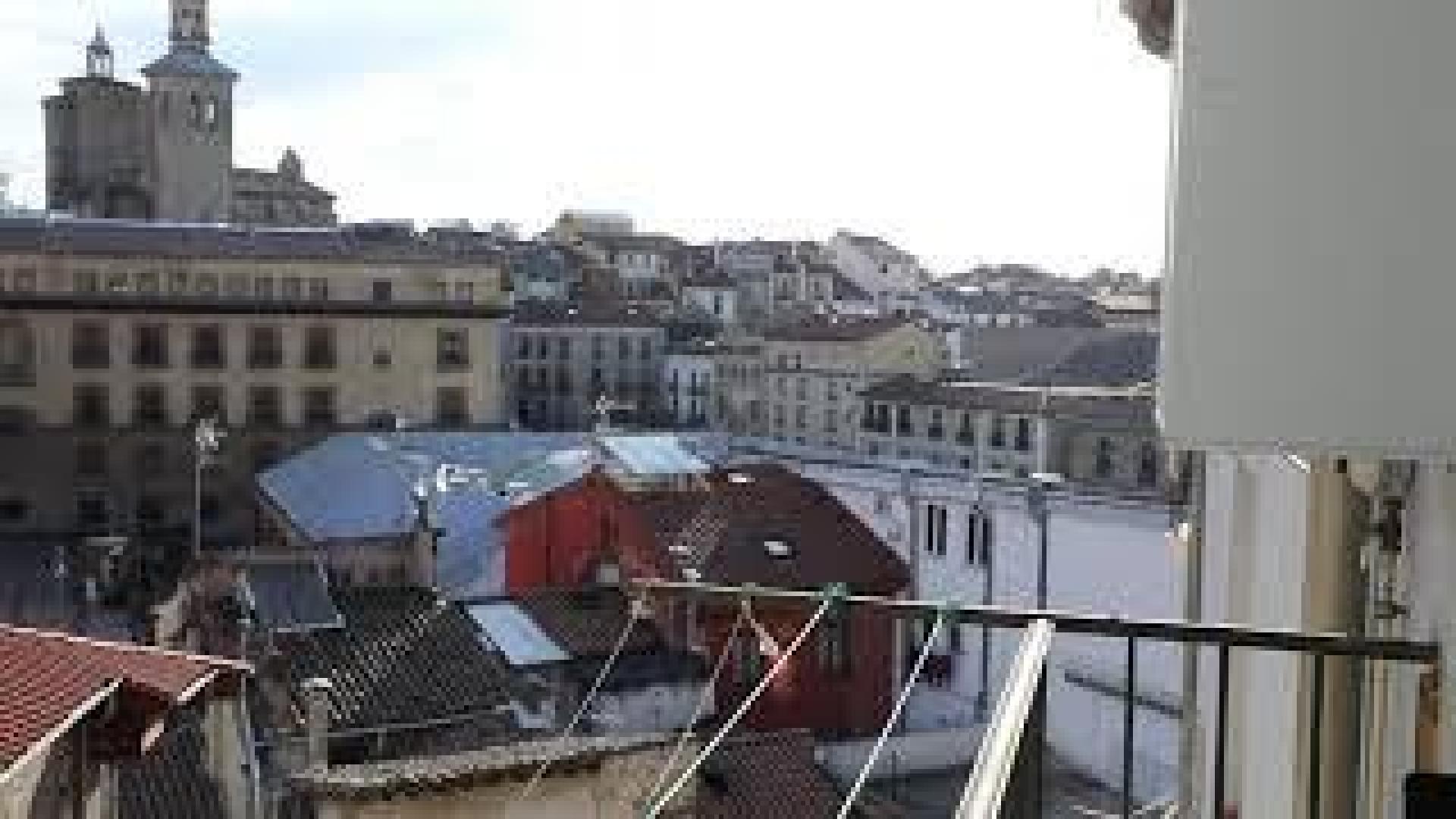 Vídeo del pianista Javier Urtasun tocando el piano en el Casco Viejo durante la cuarentena