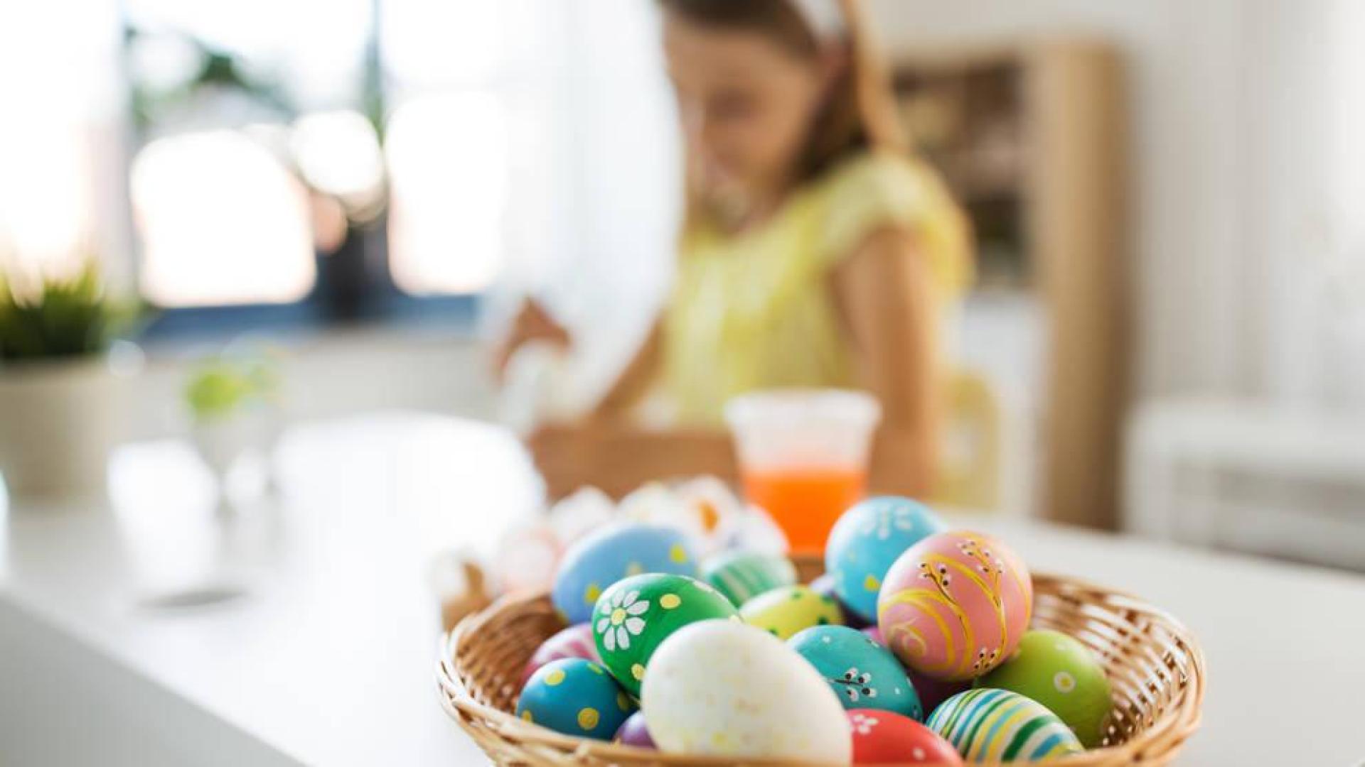Fotografía manualidad para niños huevos de Pascua.