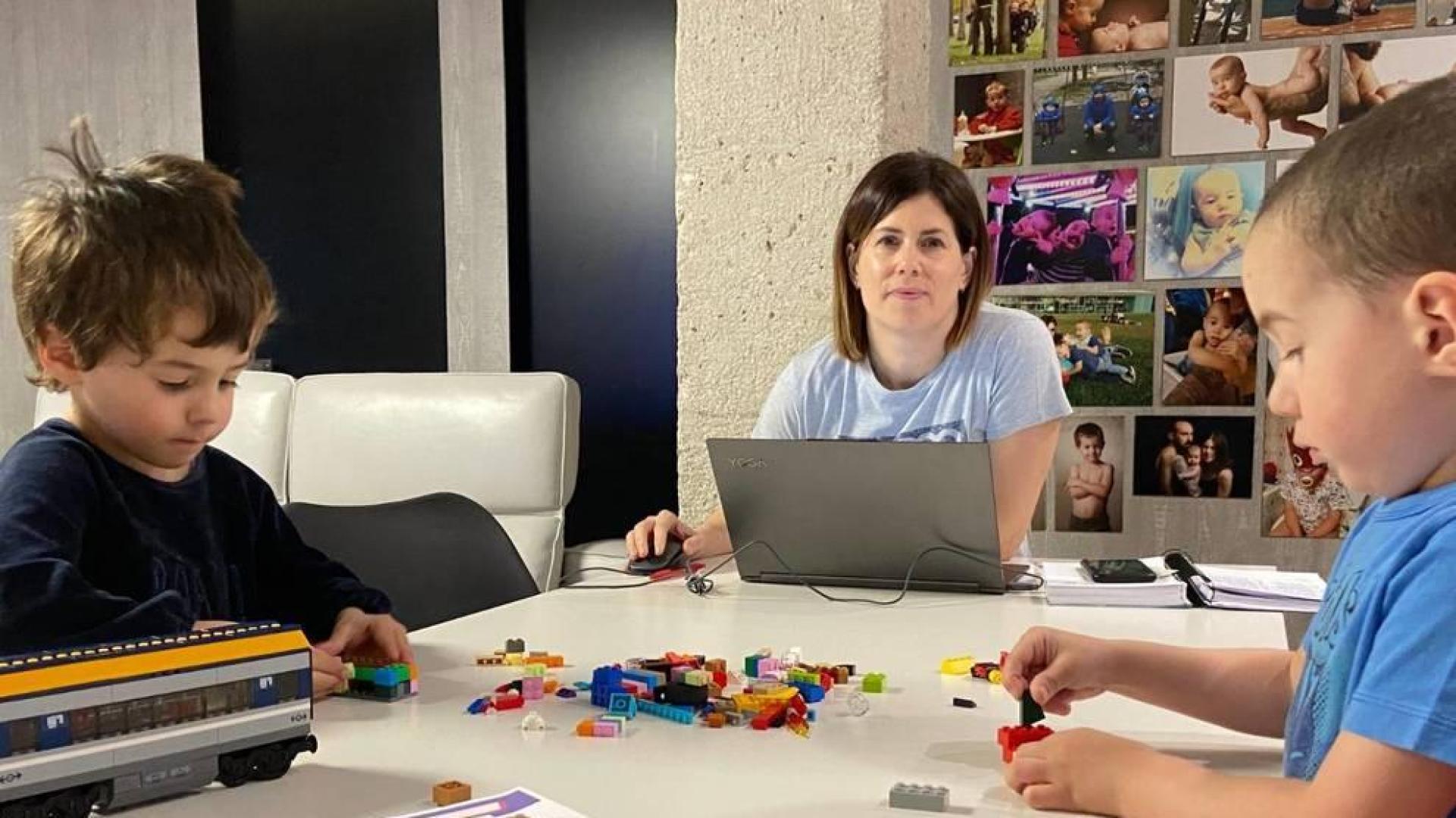 Nerea Cenoz, en su casa trabajando, junto a sus hijos Liam (izquierda) y Aner.