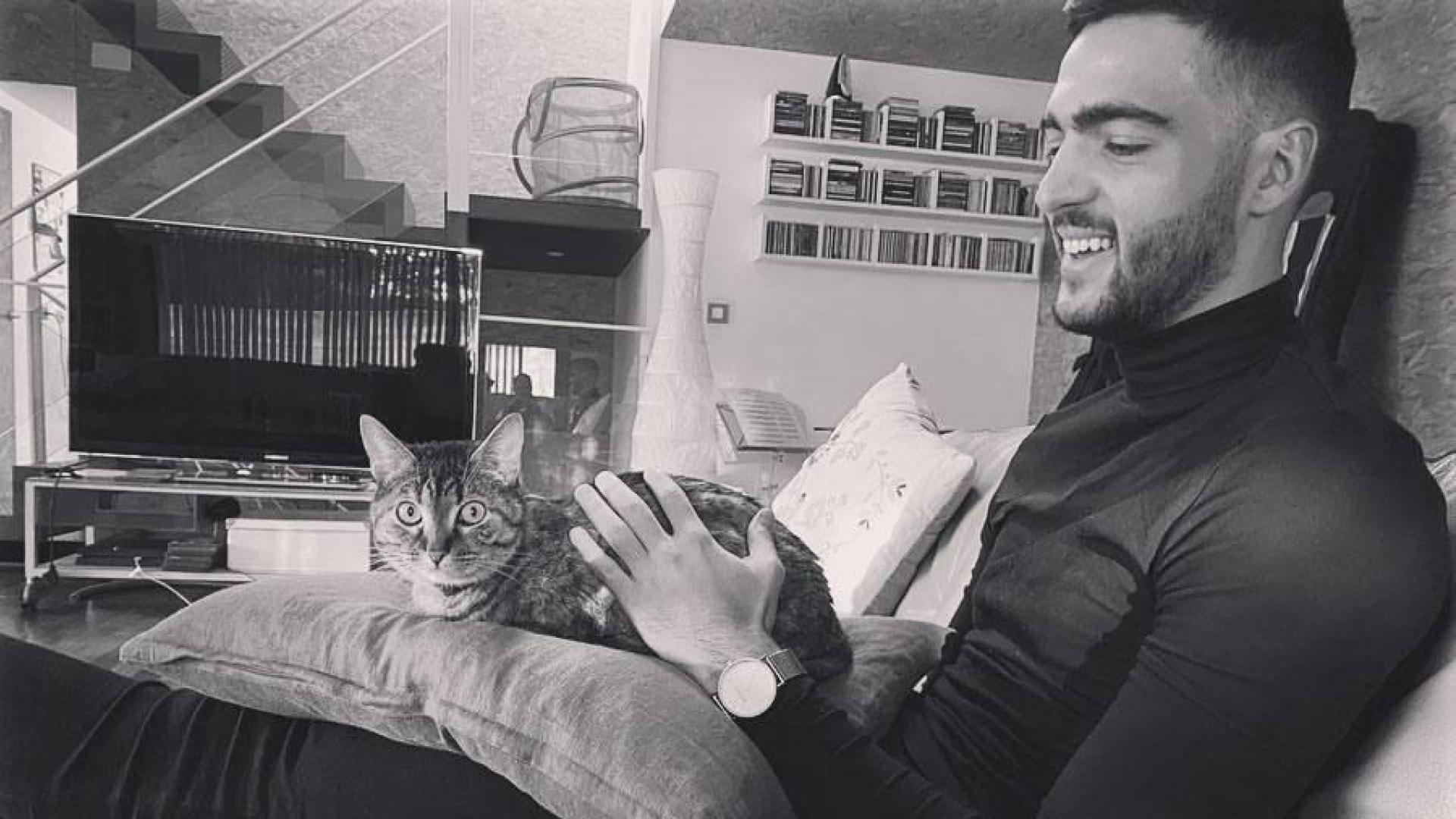 El navarro Mikel Merino, junto a su mascota, en su domicilio de Pamplona donde pasa la cuarentena.