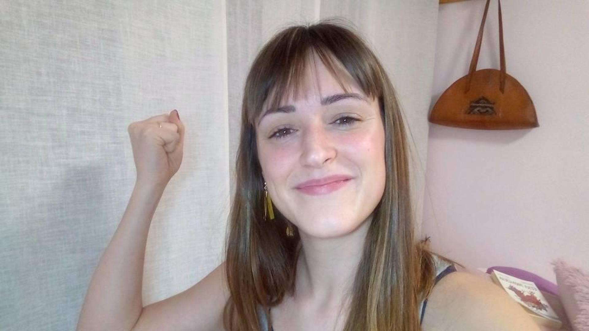 Garazi Larunbe, con el brazo en alto, este martes en casa después de la entrevista.