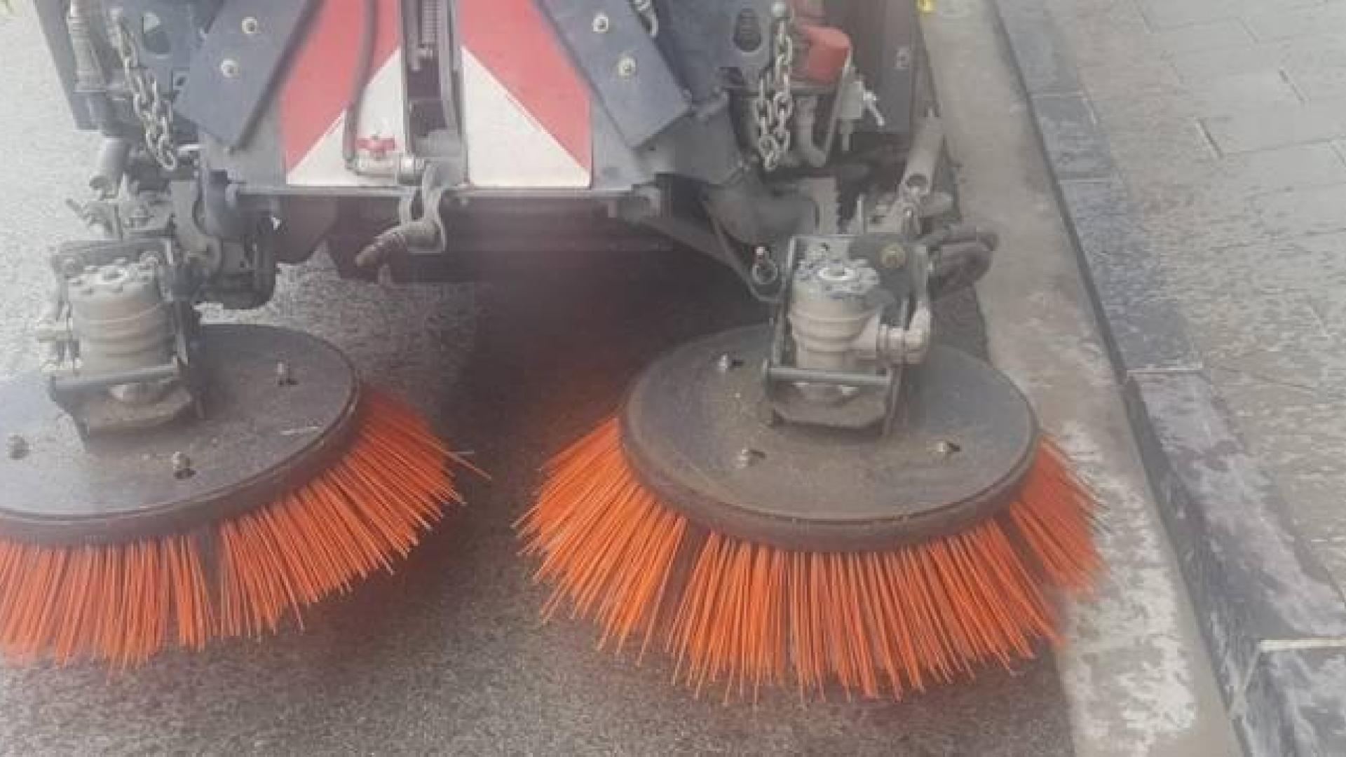 La comunidad de regantes cede un tractor al Ayuntamiento para acometer la limpieza junto a una barredora