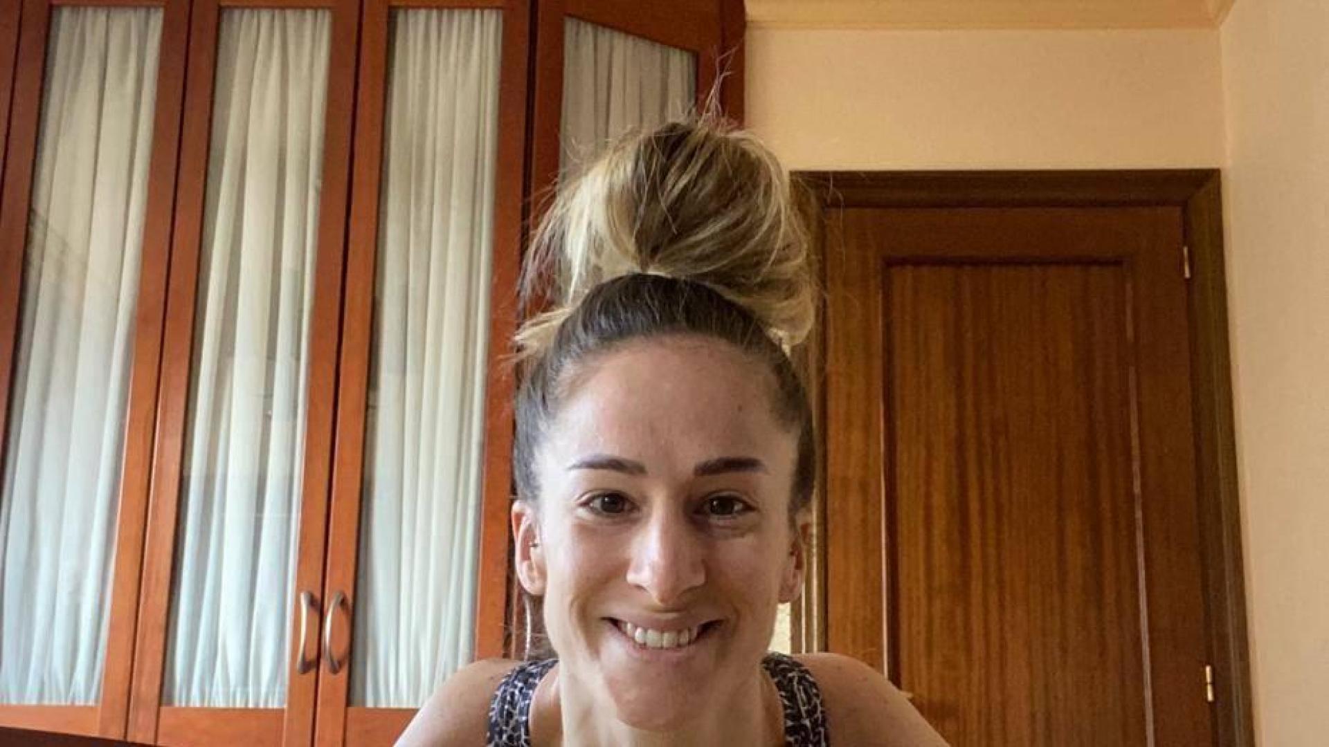 La internacional navarra Nerea Pena Abaurrea, subcampeona mundial, apoyada en una pelota de pilates.