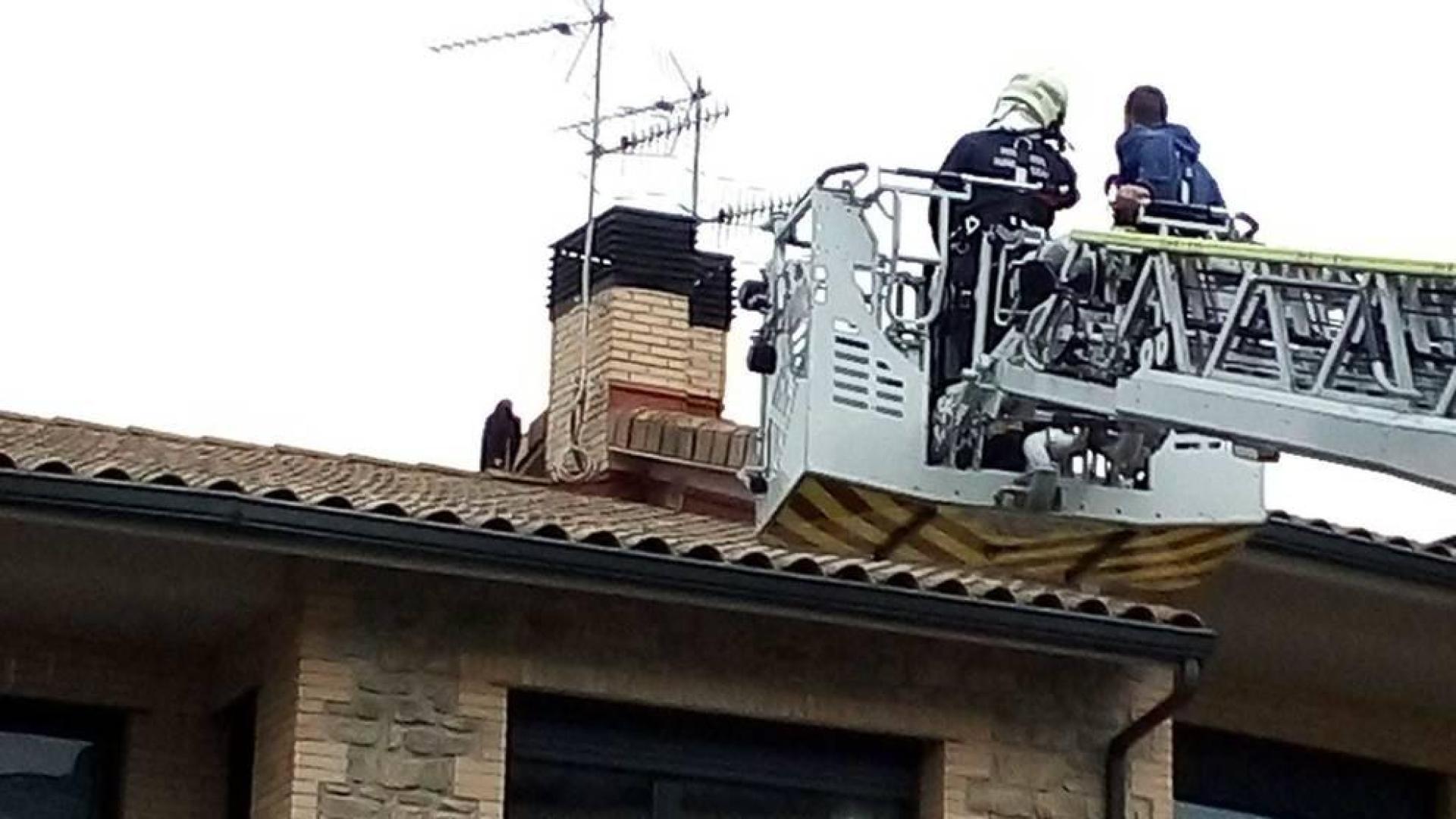 Los bomberos subiendo a un tejado en una operación anterior