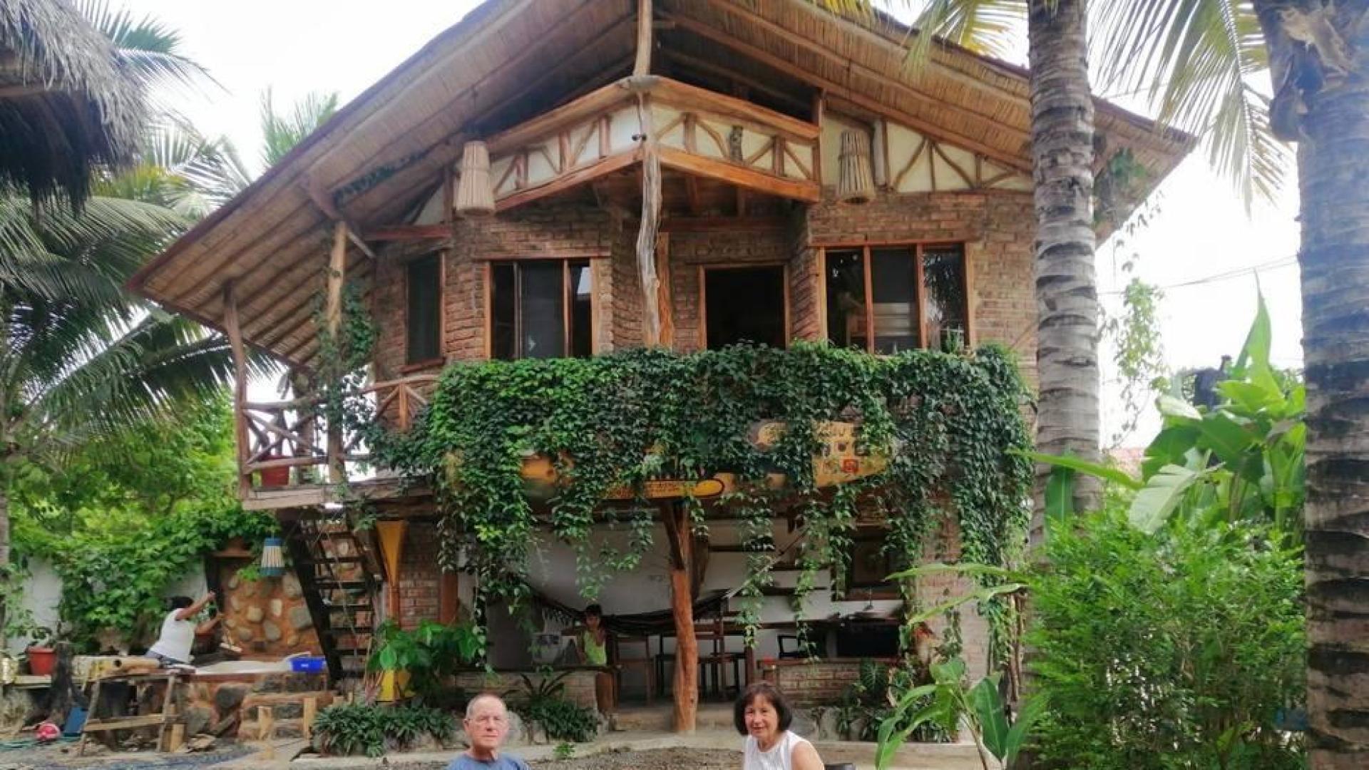 Dos navarros, anclados en medio de Ecuador
