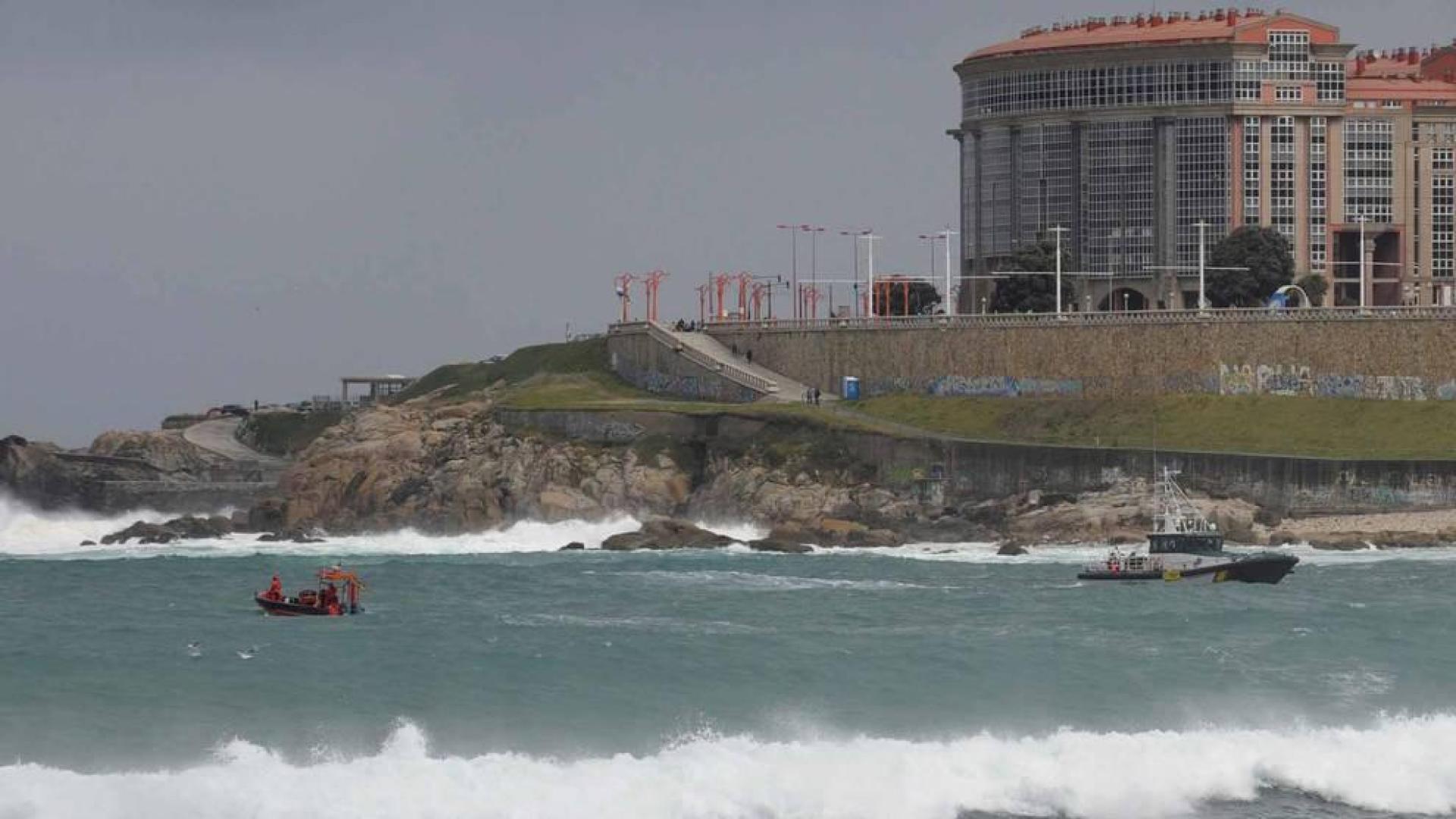 Se reanuda la búsqueda de la joven arrastrada por el mar en A Coruña