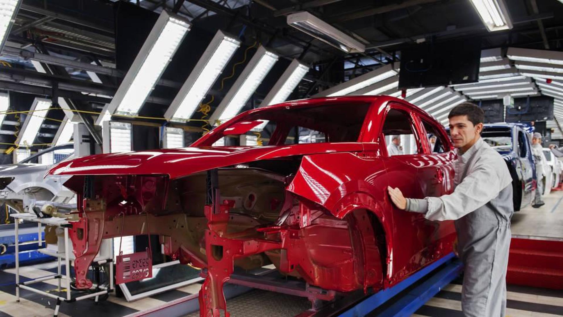 Operarios de pintura de la planta de PSA Peugeot Citroen en Vigo.