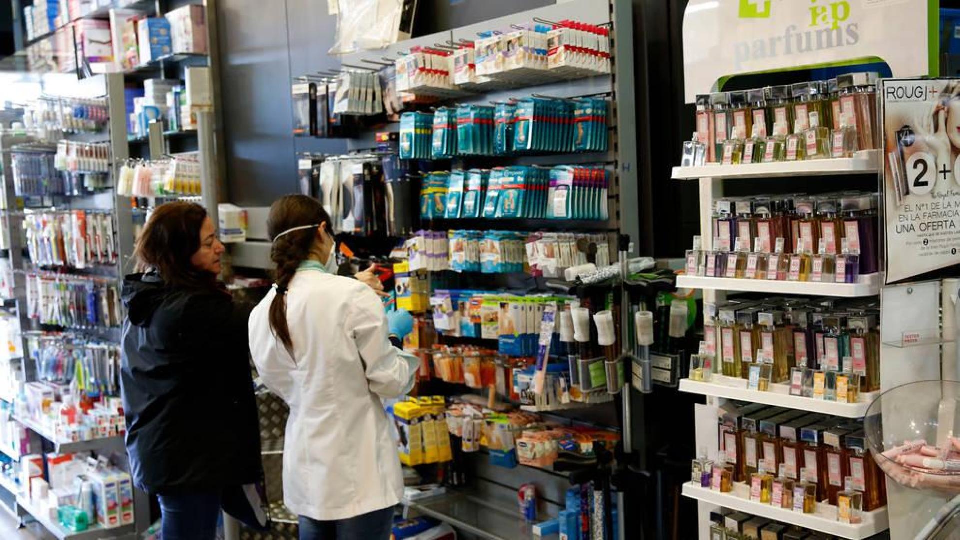 Colas fuera de las farmacias