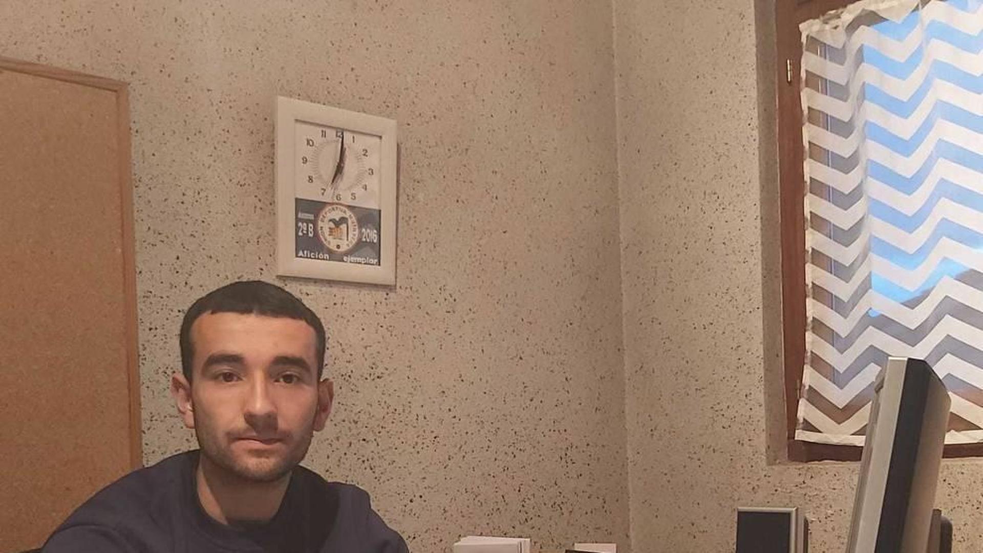 El presidente de la U.D. Mutilvera, Julen Romero, sigue desde su casa pendiente de la actividad que depara un club de fútbol.