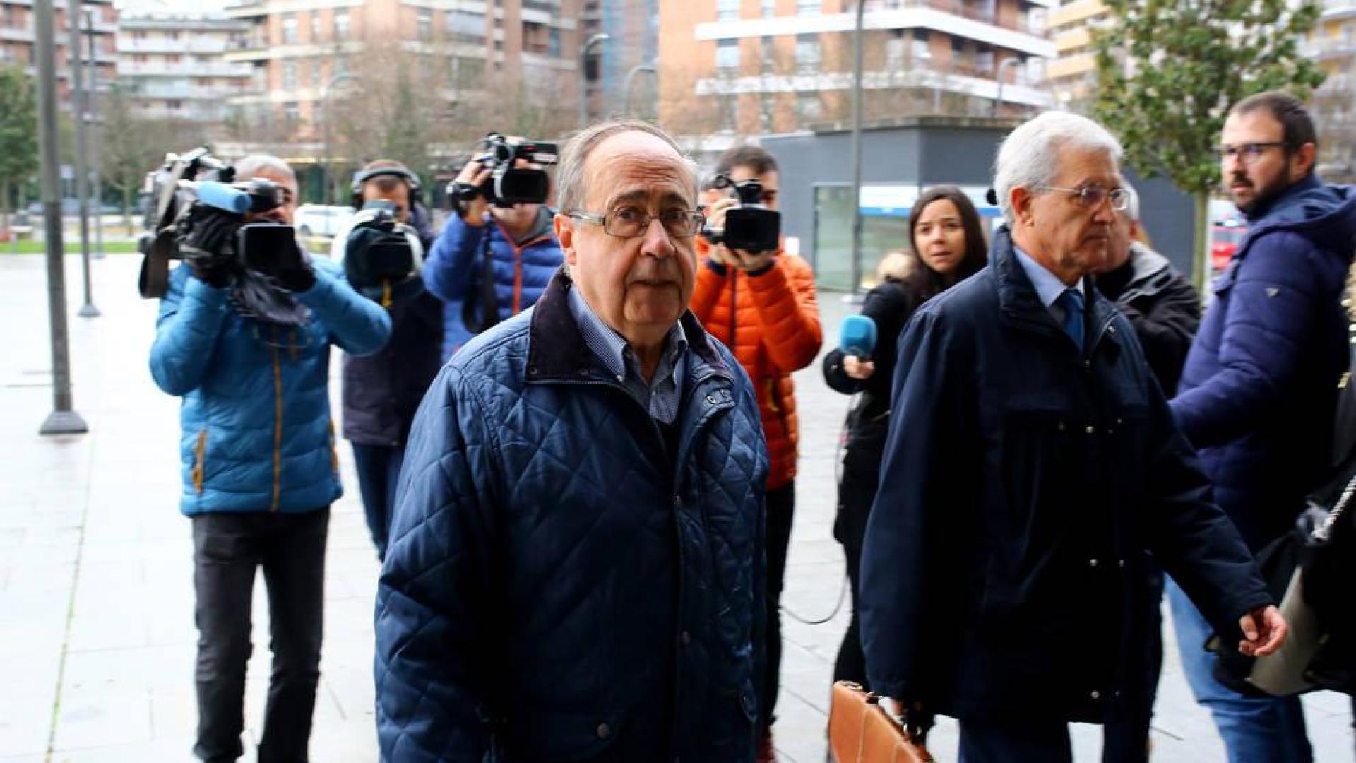 El exgerente de Osasuna Ángel Vizcay entra al Palacio de Justicia durante la celebración del juicio.