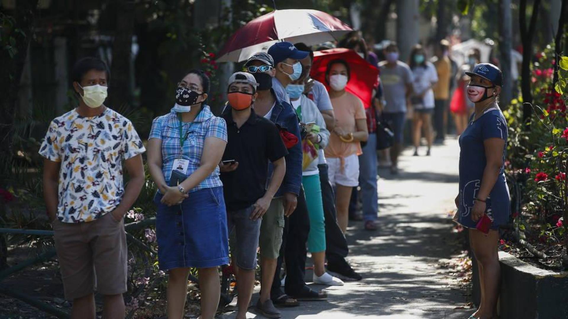 Confinados en jaulas y castigados al sol por violar cuarentena en Filipinas