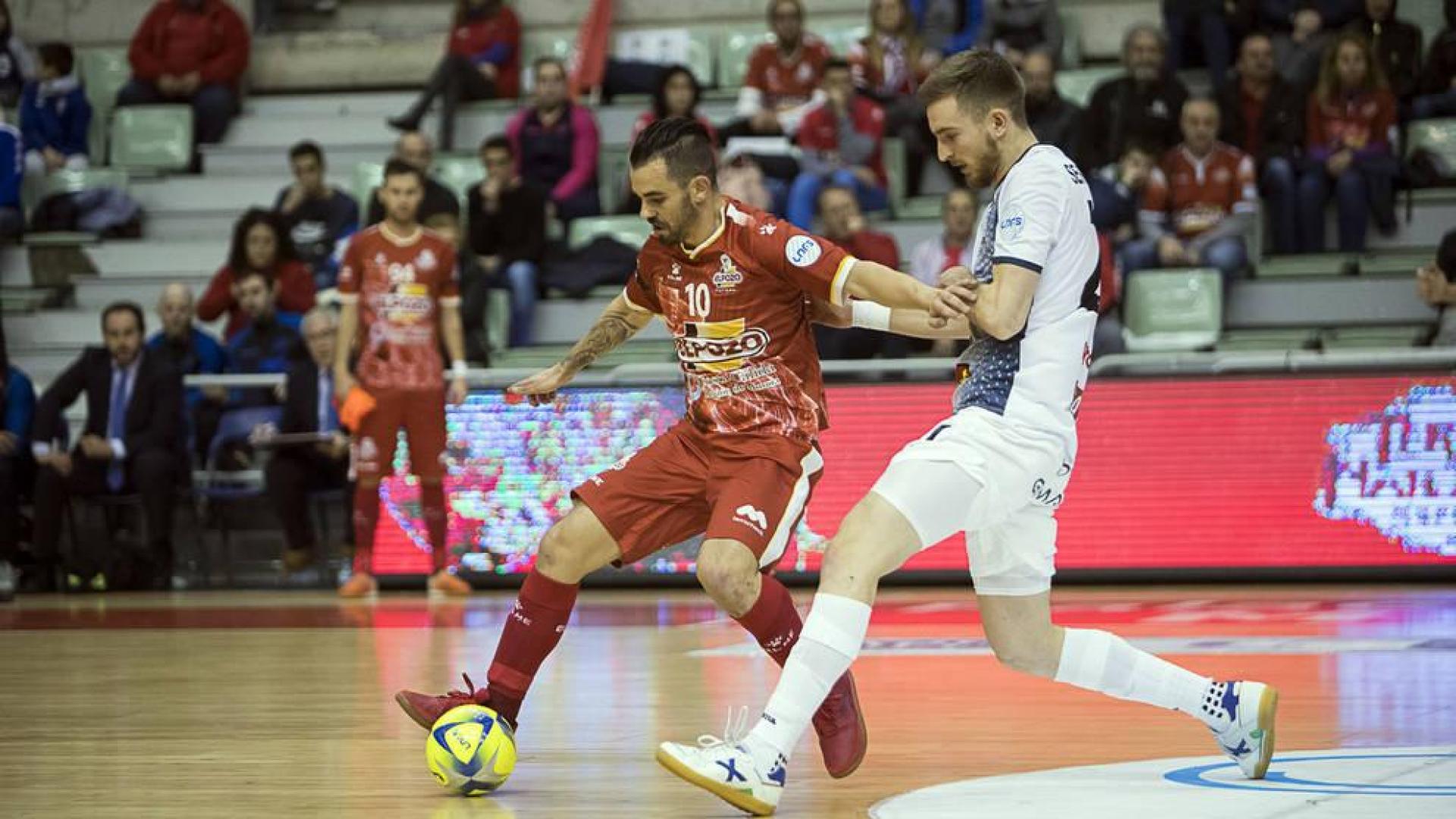 El jugador de Aspil Sergio González intenta robarle el cuero al pivot de ElPozo Álex.