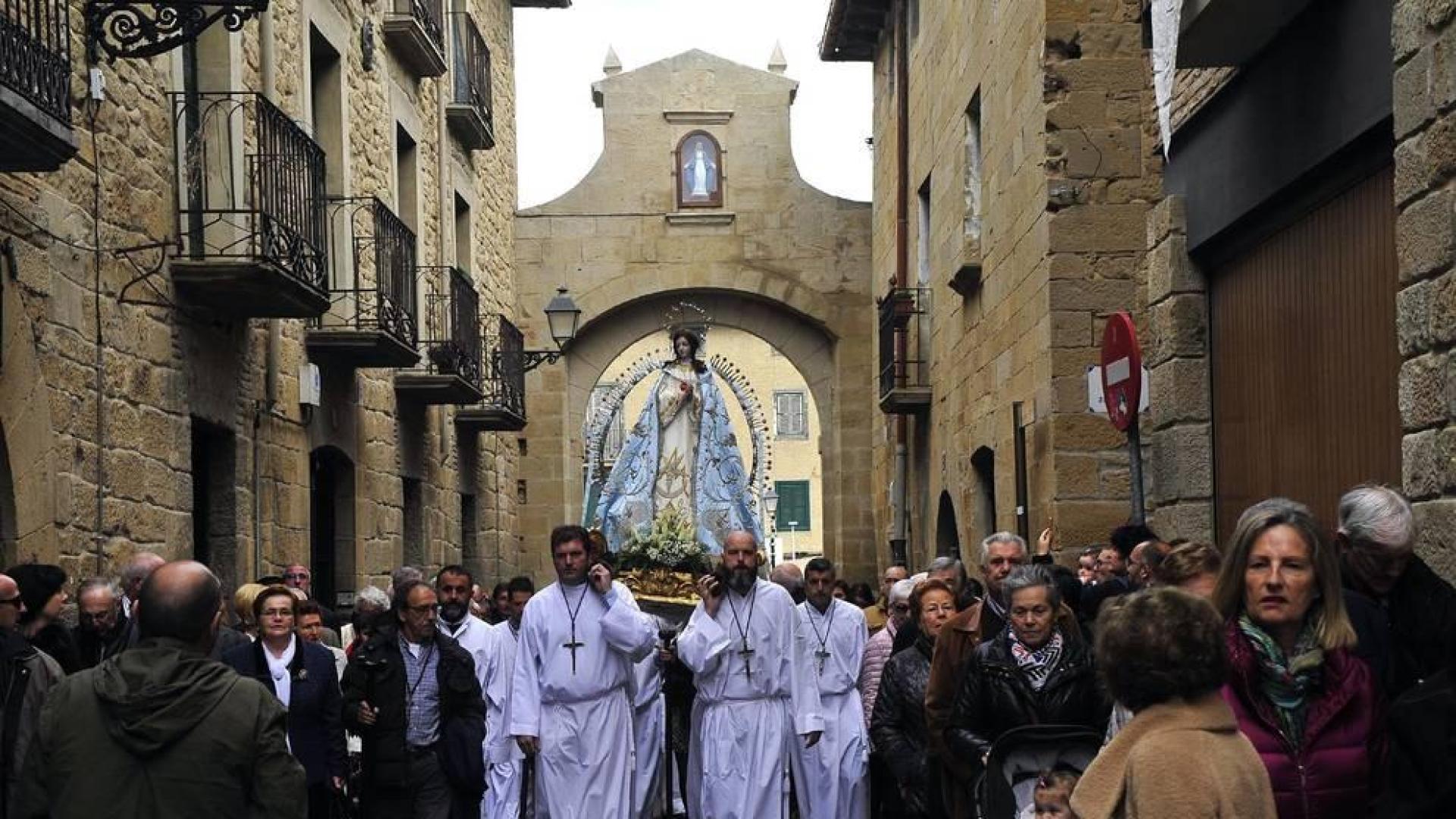 De la peste, en sus apariciones de 1348 y 1599; el cólera, que azotó con virulencia la ribera en 1855; y la gripe mal llamada española de 1918, hay referencias documentales que sitúan a la comunidad foral a lo largo de la historia ante males que azotaron y diezmaron su demografía.