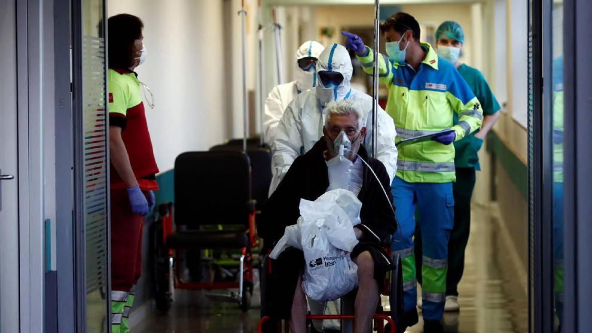 Un tercio de los españoles con coronavirus tiene menos de 50 años